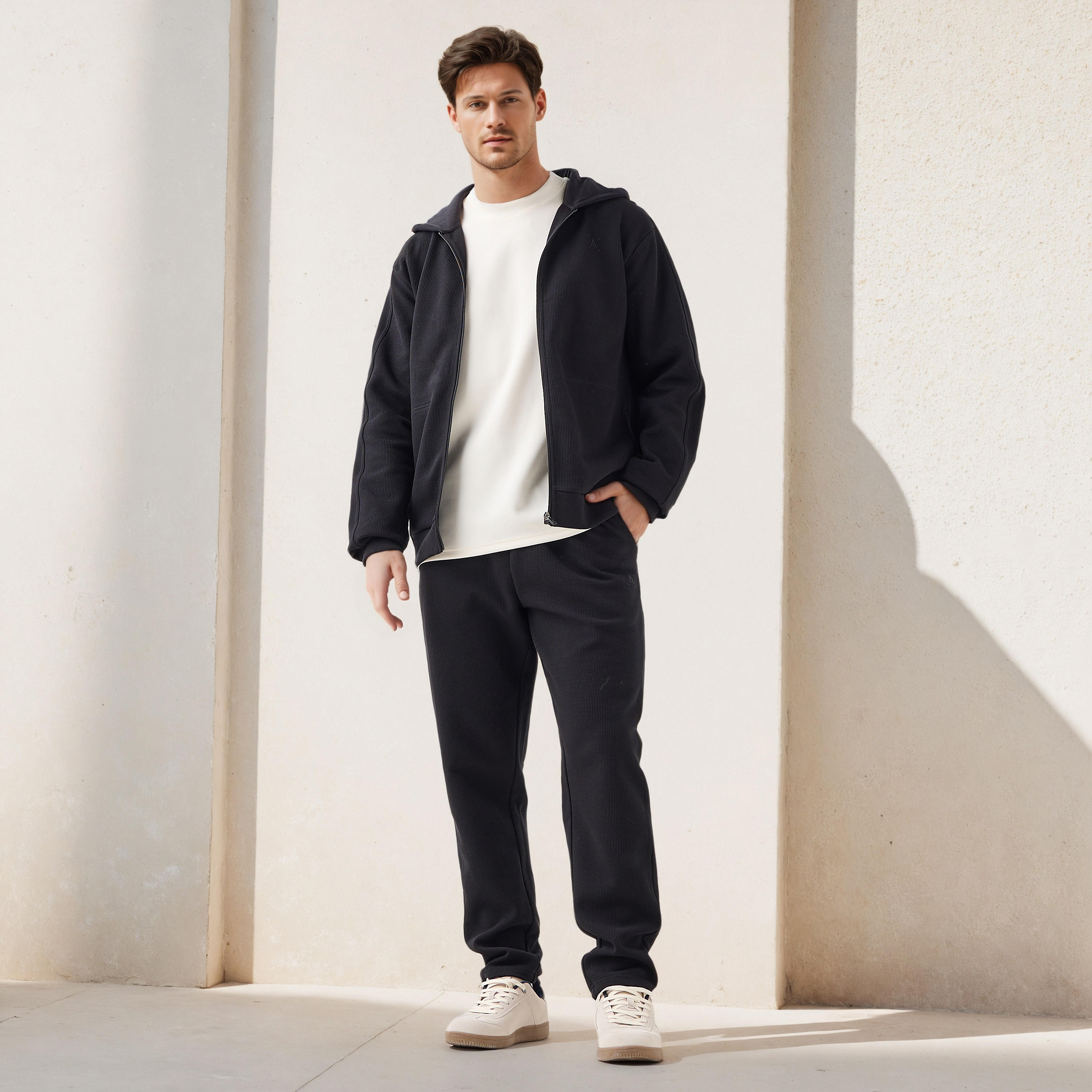 بنطلون رياضي بارز الملمس بقصّة عادية-men-clothing-sportswearandactivewear-bottoms-joggers-image-2