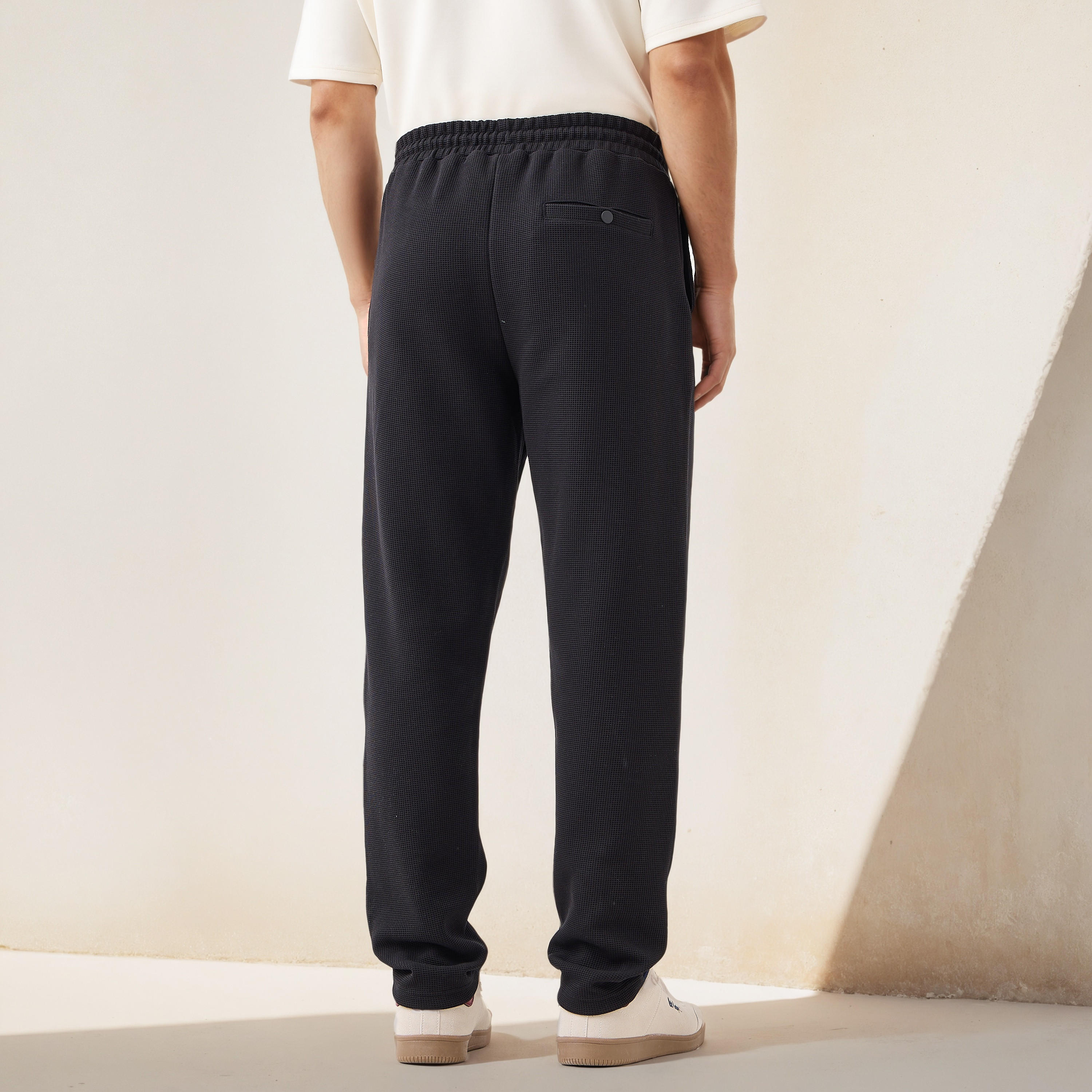 بنطلون رياضي بارز الملمس بقصّة عادية-men-clothing-sportswearandactivewear-bottoms-joggers-image-3