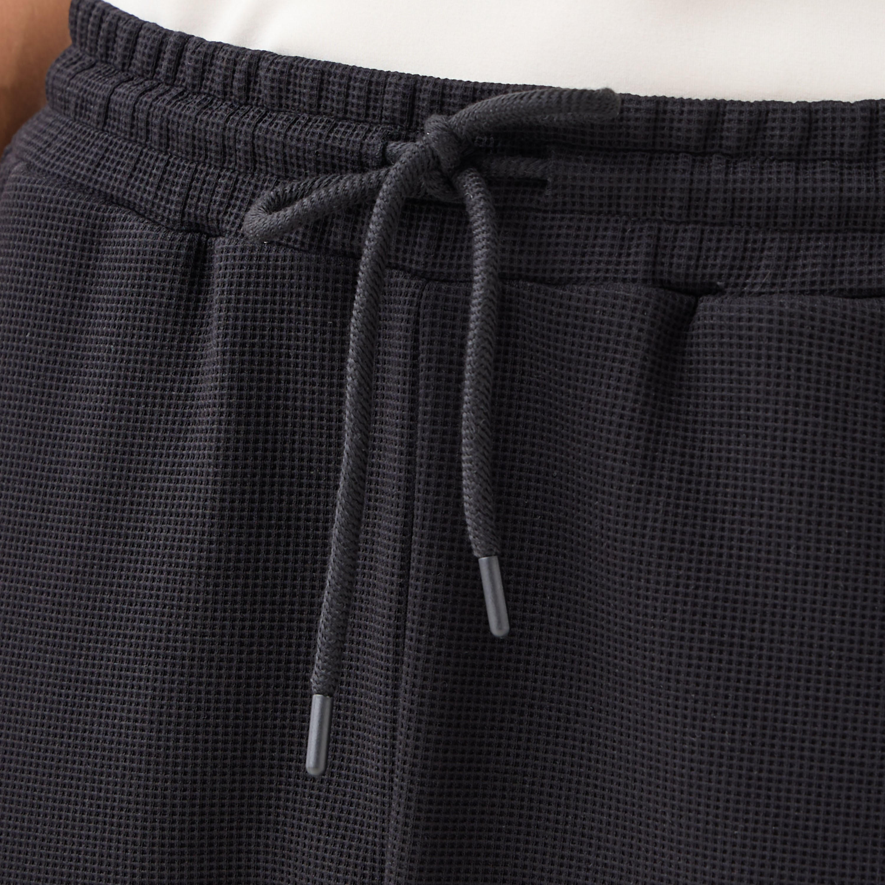 بنطلون رياضي بارز الملمس بقصّة عادية-men-clothing-sportswearandactivewear-bottoms-joggers-image-5