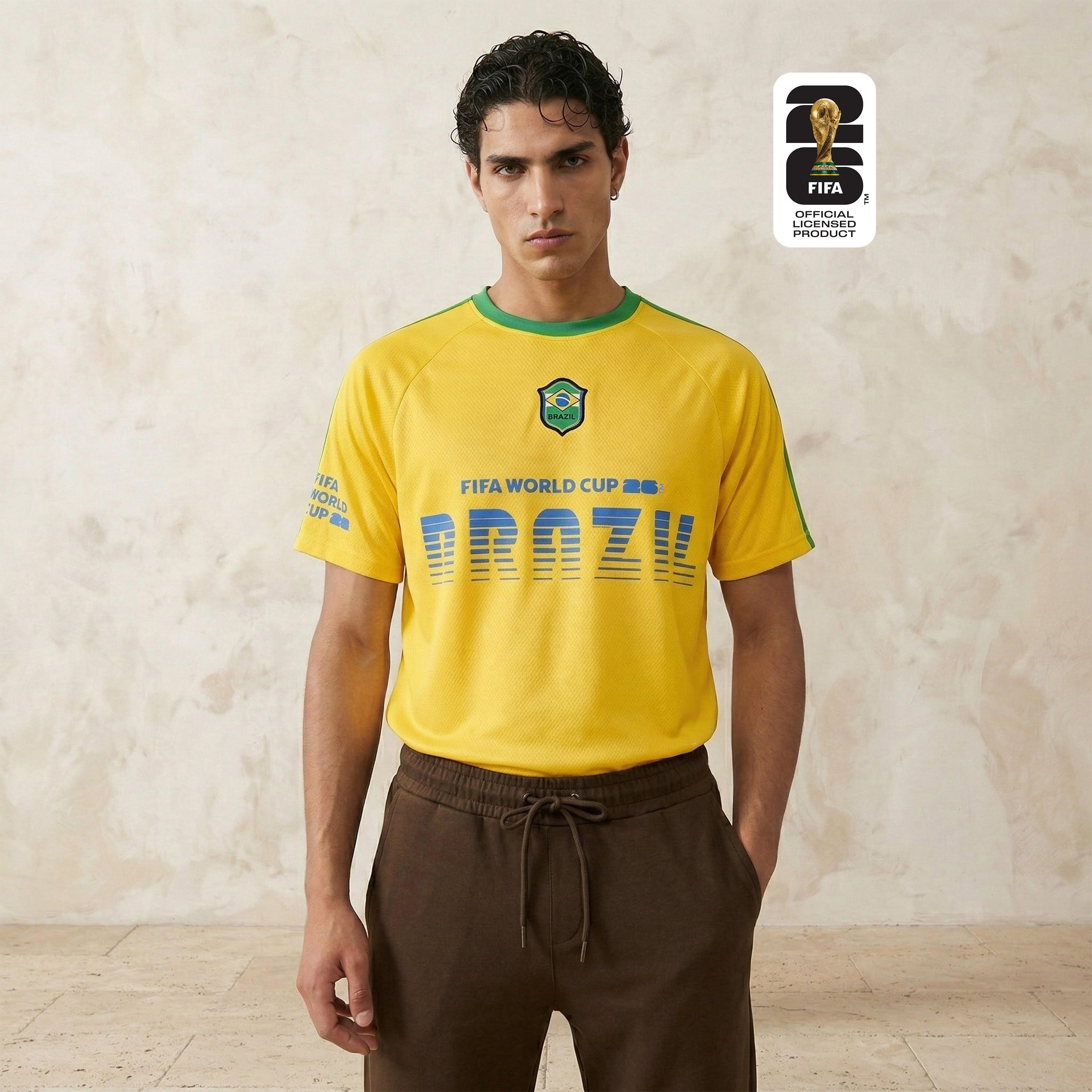 تيشيرت بياقة ضيقة وأكمام قصيرة وطبعات منتخب البرازيل فيفا 26 للرجال-men-clothing-sportswearandactivewear-tshirtsandpolos-image-1