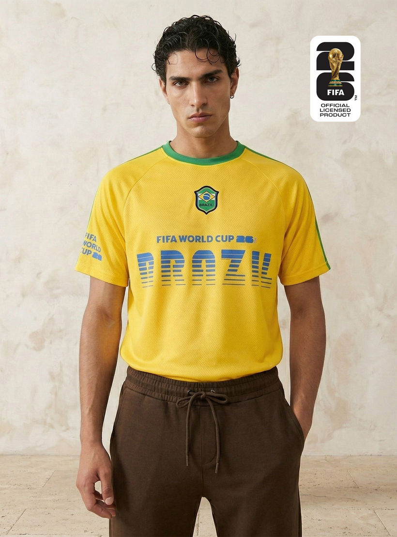 تيشيرت بياقة ضيقة وأكمام قصيرة وطبعات منتخب البرازيل فيفا 26 للرجال-men-clothing-sportswearandactivewear-tshirtsandpolos-image-1