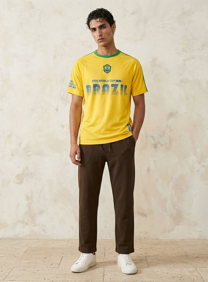 تيشيرت بياقة ضيقة وأكمام قصيرة وطبعات منتخب البرازيل فيفا 26 للرجال-men-clothing-sportswearandactivewear-tshirtsandpolos-image-3