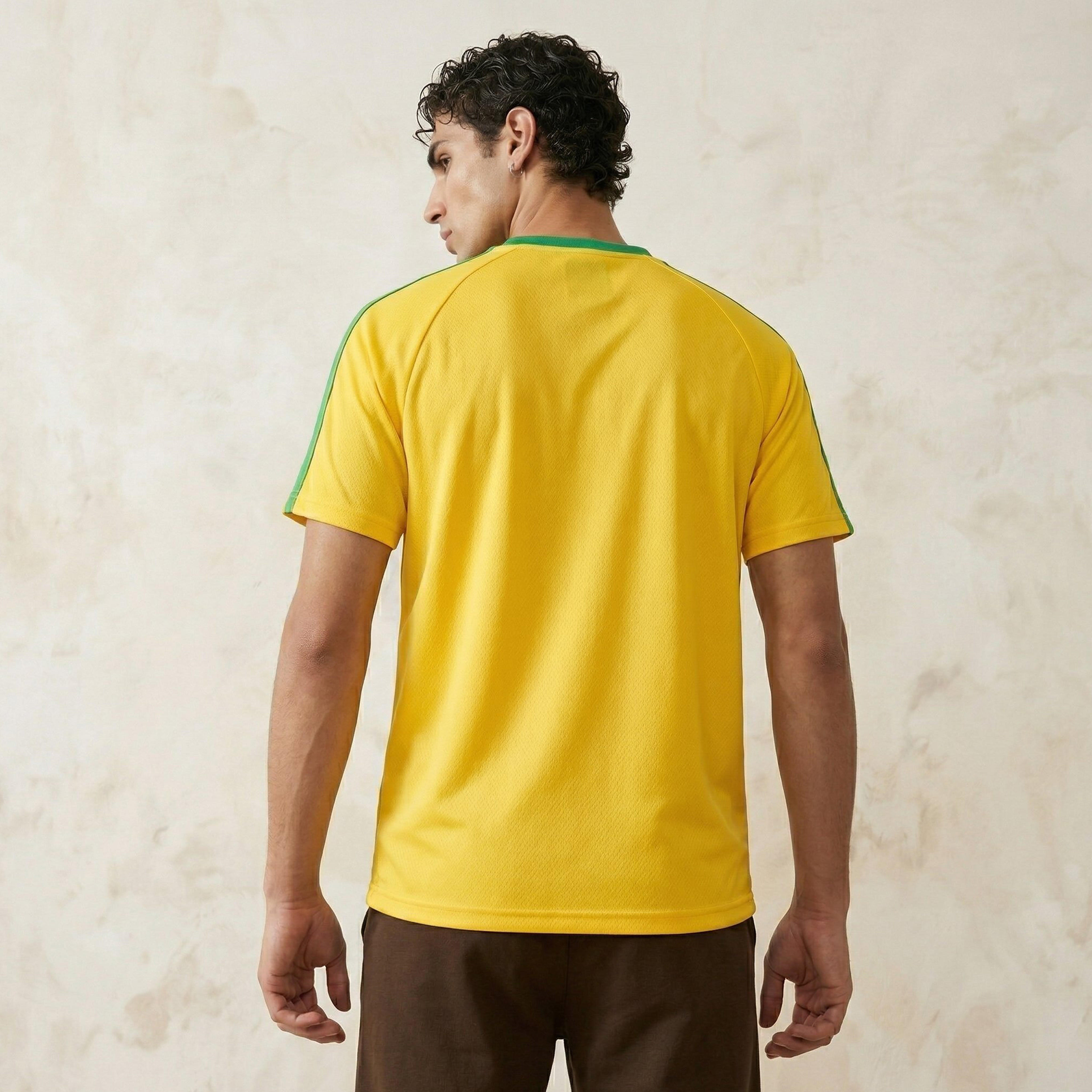 تيشيرت بياقة ضيقة وأكمام قصيرة وطبعات منتخب البرازيل فيفا 26 للرجال-men-clothing-sportswearandactivewear-tshirtsandpolos-image-4