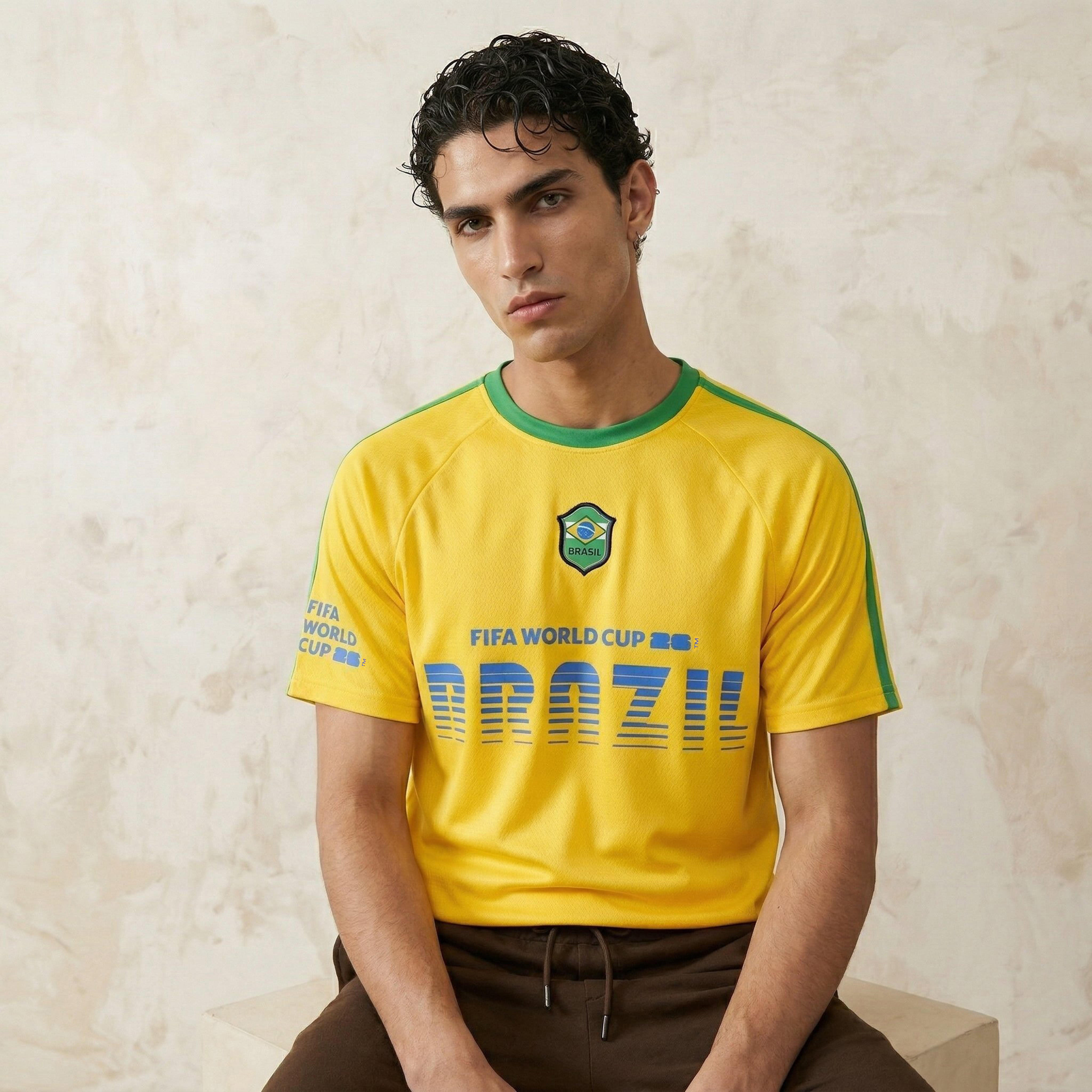 تيشيرت بياقة ضيقة وأكمام قصيرة وطبعات منتخب البرازيل فيفا 26 للرجال-men-clothing-sportswearandactivewear-tshirtsandpolos-image-5