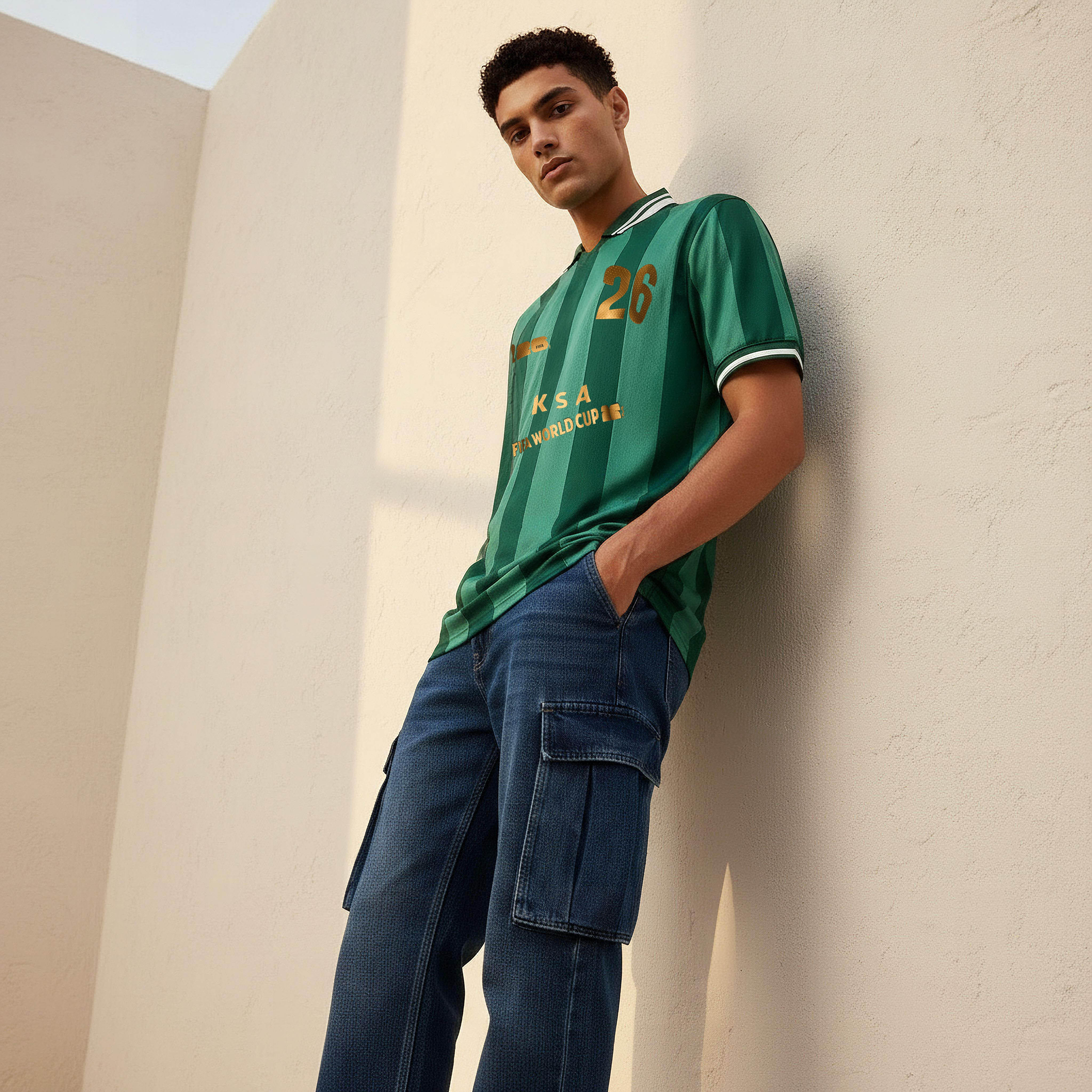 تيشيرت بياقة وأكمام قصيرة وطبعات المنتخب السعودي فيفا 26 للرجال-men-clothing-sportswearandactivewear-tshirtsandpolos-image-3