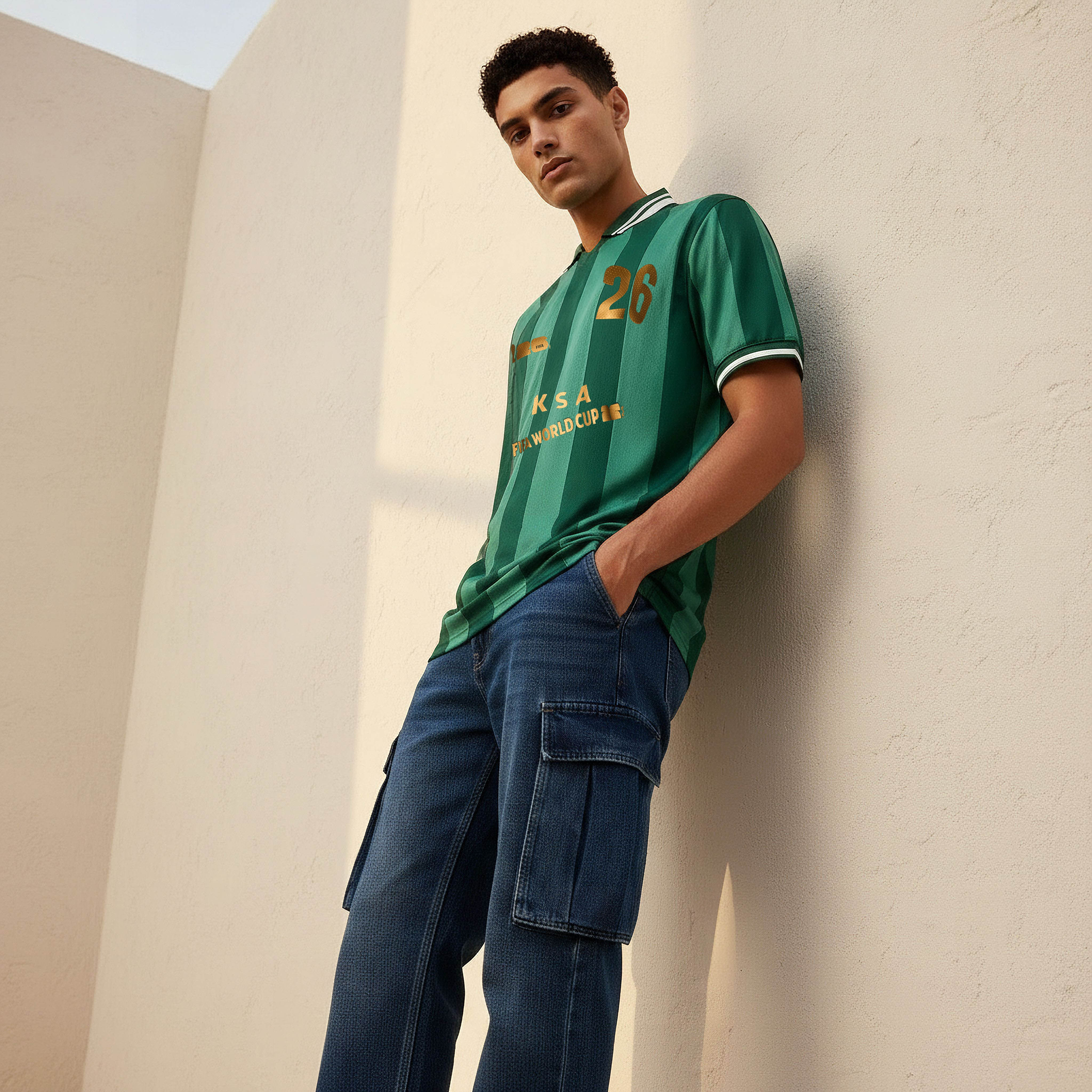 تيشيرت بياقة وأكمام قصيرة وطبعات المنتخب السعودي فيفا 26 للرجال-men-clothing-sportswearandactivewear-tshirtsandpolos-image-3