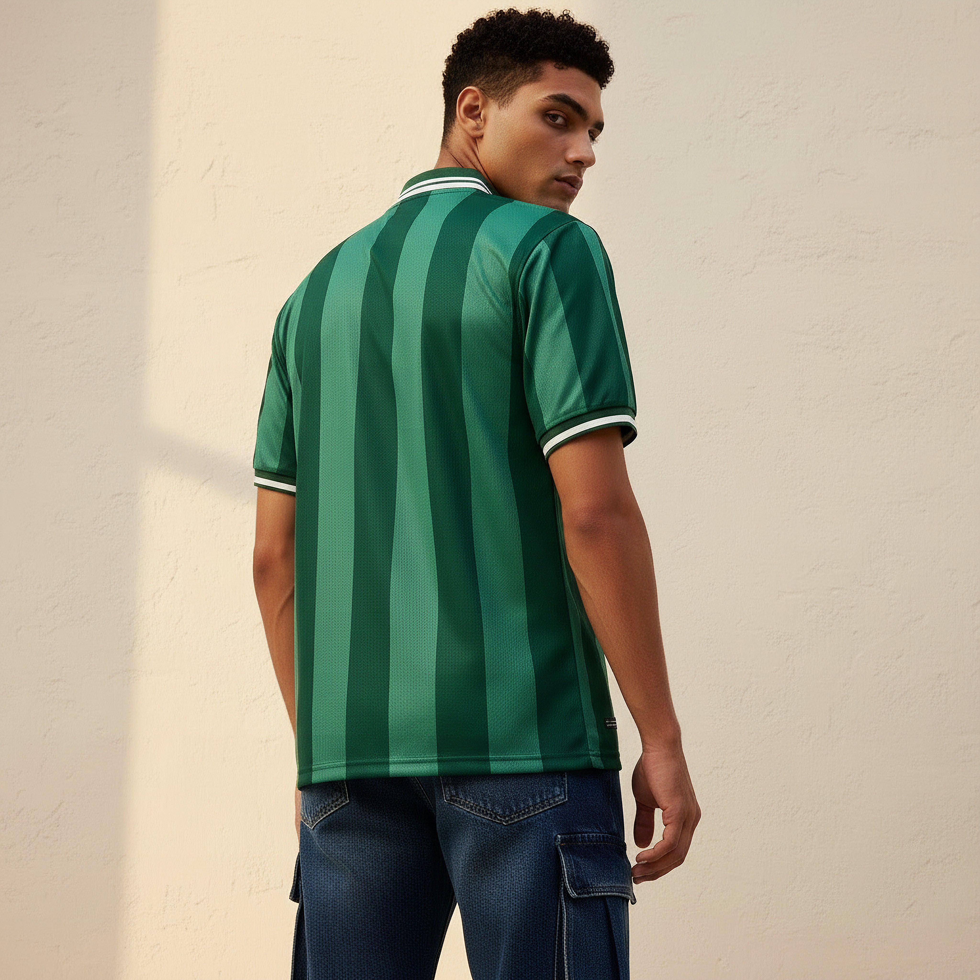 تيشيرت بياقة وأكمام قصيرة وطبعات المنتخب السعودي فيفا 26 للرجال-men-clothing-sportswearandactivewear-tshirtsandpolos-image-4