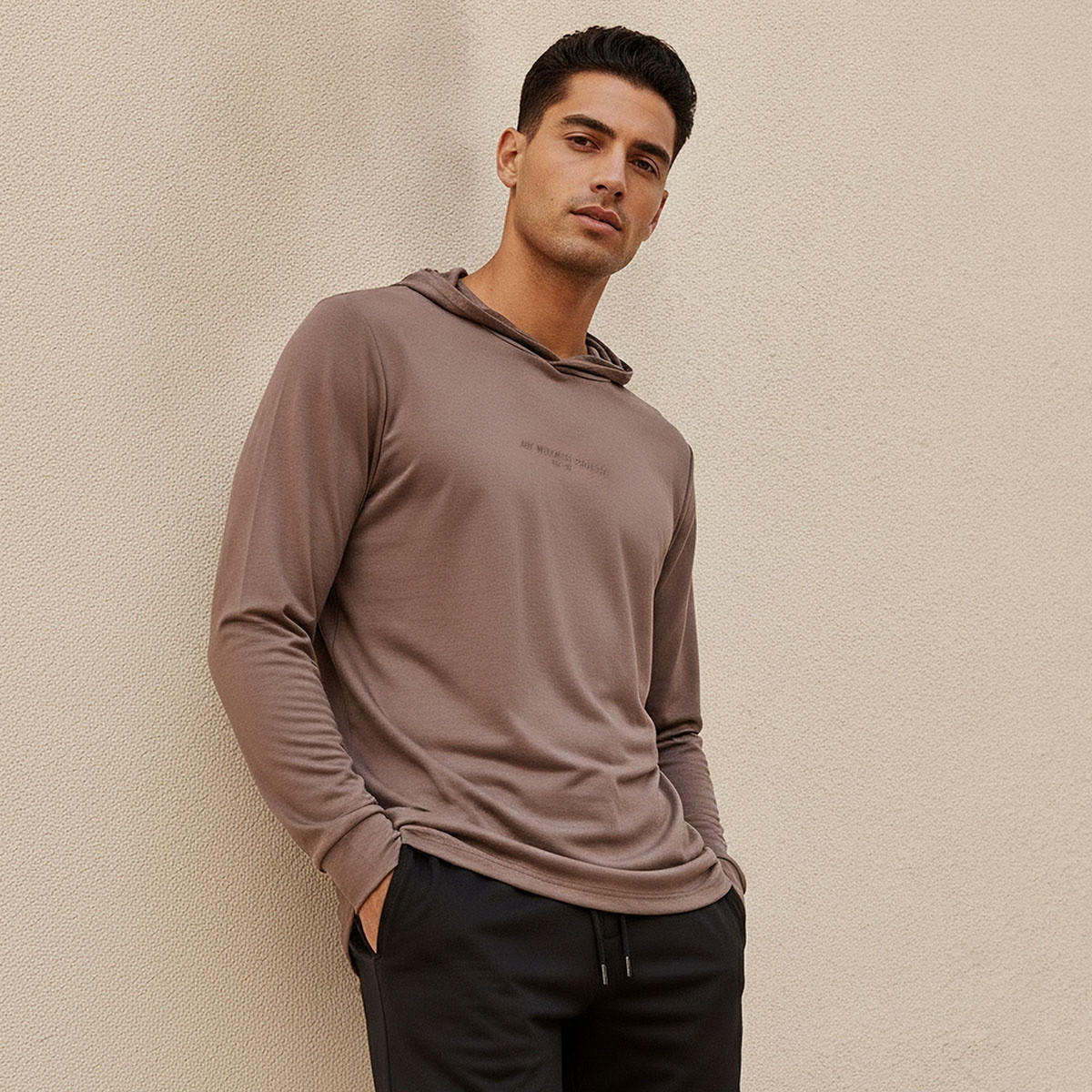 هودي رياضي ناعم بأكمام طويلة وطبعة عصرية-men-winterwear-hoodiesandsweatshirts-image-1