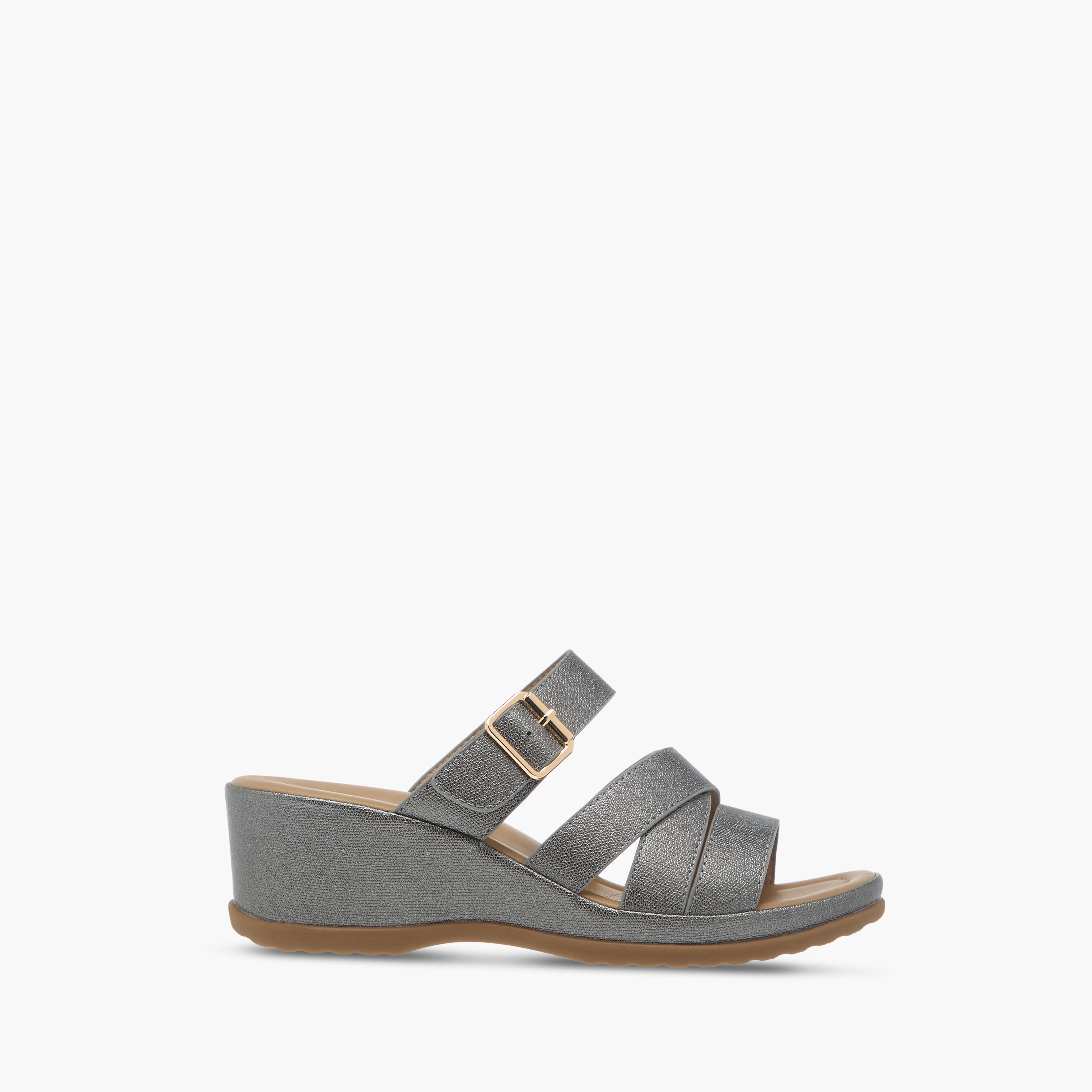 صندل مريح سهل الارتداء بارز الملمس بكعب ويدج وإبزيم من فلورا بيلا-women-shoes-sandals-heeled-image-3