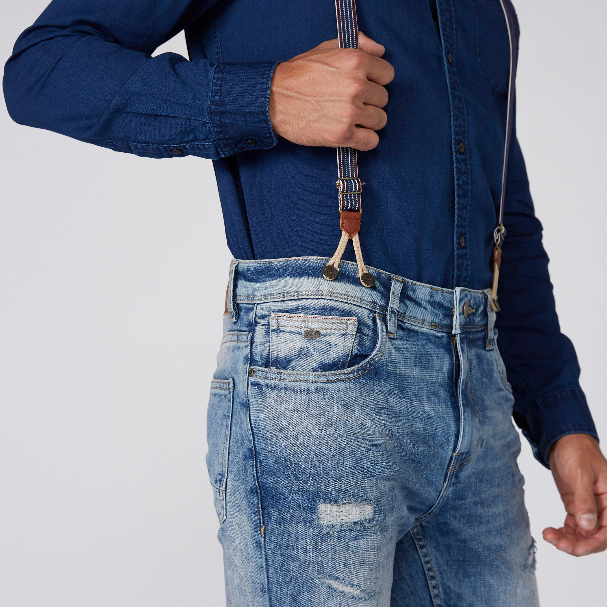 بنطال جينز طويل بتصميم ممزّق وزر إغلاق وحمالات-men-clothing-bottoms-jeans-image-3