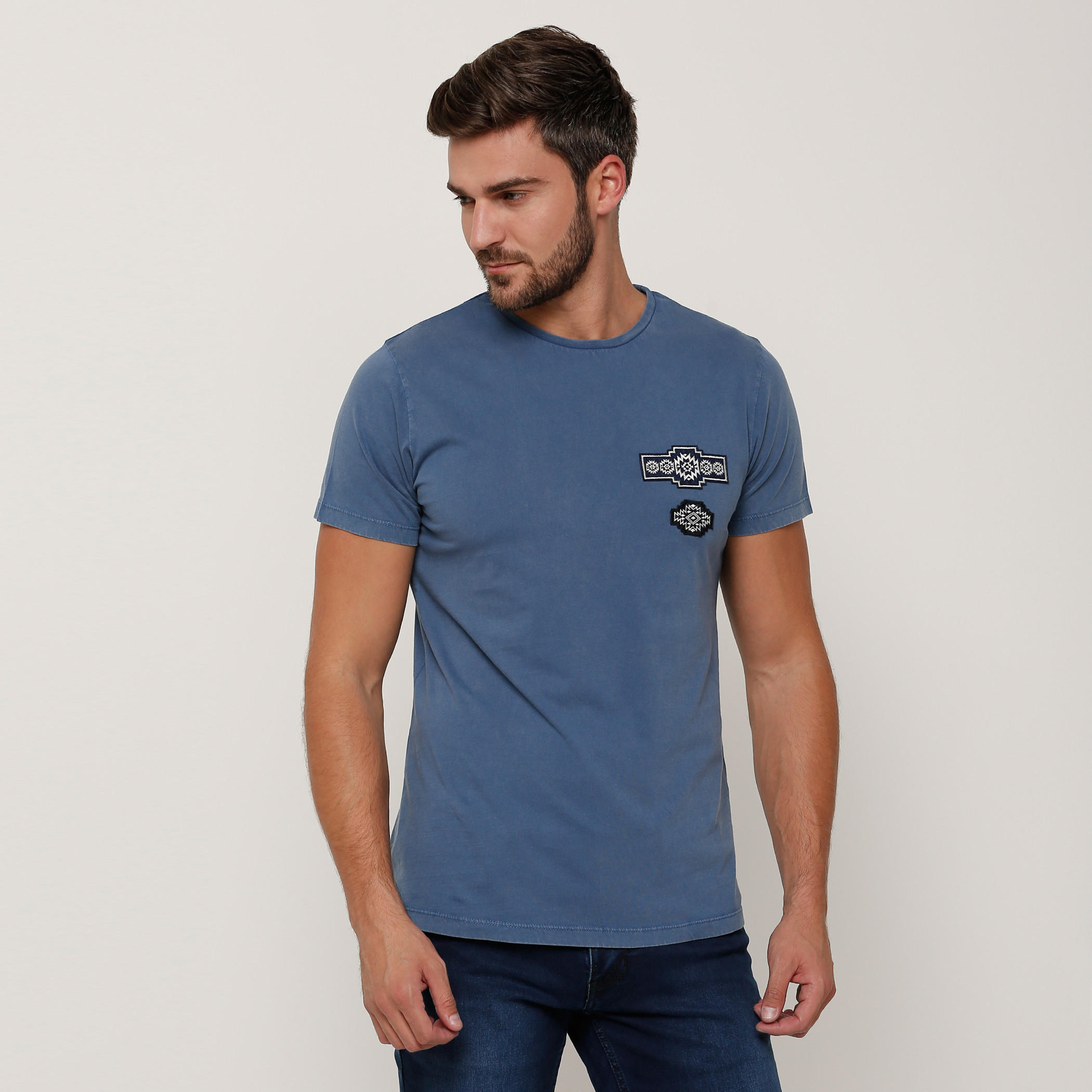 تيشيرت بياقة مستديرة وأكمام قصيرة وتفاصيل مزخرفة-men-clothing-tshirtsandpolos-tshirts-image-1