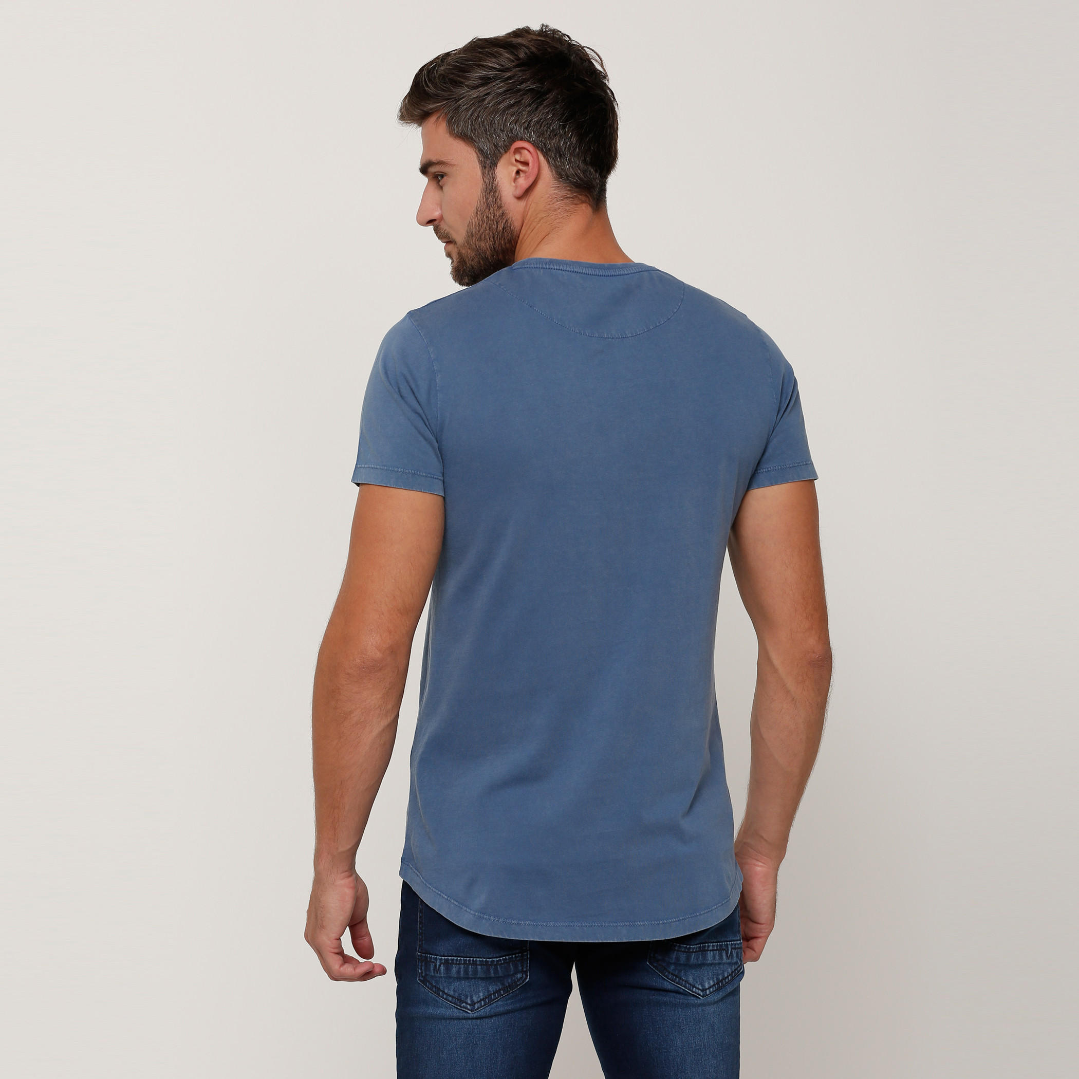 تيشيرت بياقة مستديرة وأكمام قصيرة وتفاصيل مزخرفة-men-clothing-tshirtsandpolos-tshirts-image-2