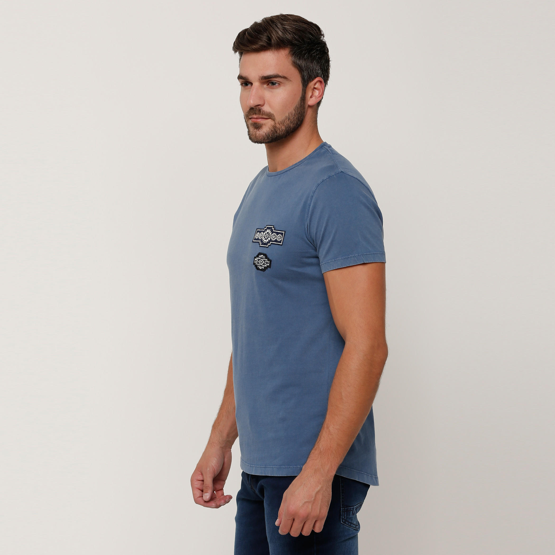 تيشيرت بياقة مستديرة وأكمام قصيرة وتفاصيل مزخرفة-men-clothing-tshirtsandpolos-tshirts-image-3