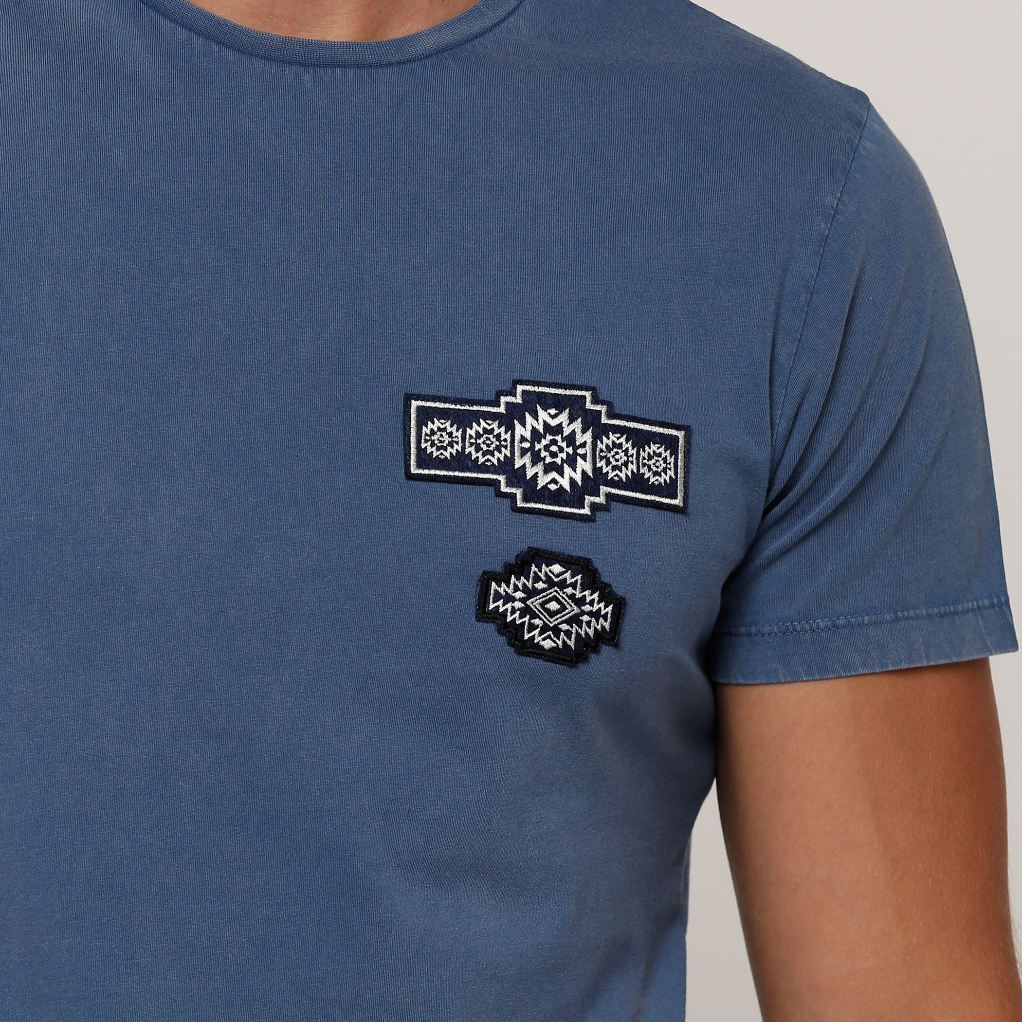 تيشيرت بياقة مستديرة وأكمام قصيرة وتفاصيل مزخرفة-men-clothing-tshirtsandpolos-tshirts-image-4