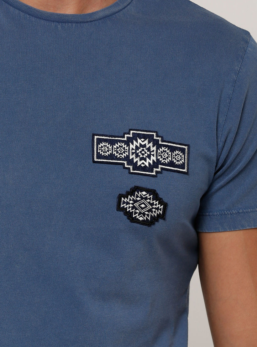 تيشيرت بياقة مستديرة وأكمام قصيرة وتفاصيل مزخرفة-men-clothing-tshirtsandpolos-tshirts-image-4