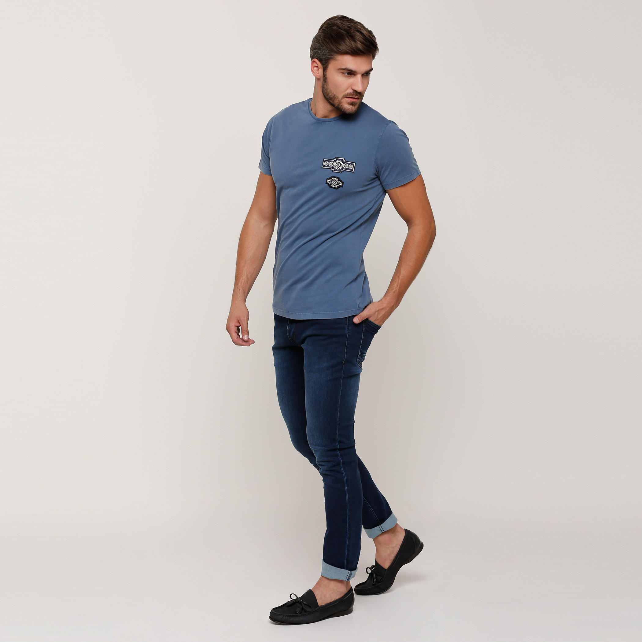 تيشيرت بياقة مستديرة وأكمام قصيرة وتفاصيل مزخرفة-men-clothing-tshirtsandpolos-tshirts-image-5