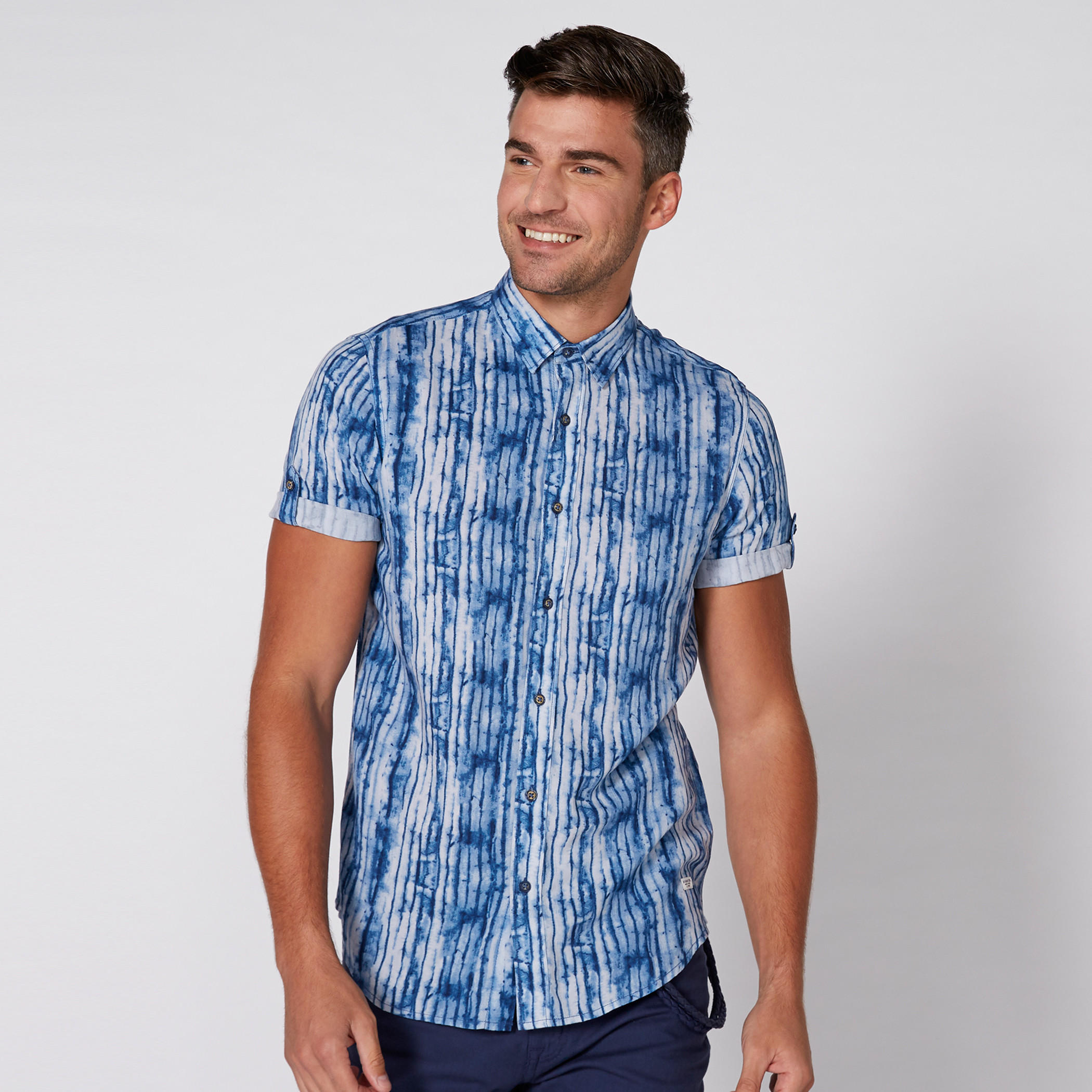 قميص بأكمام قصيرة وأزرار وطبعات-men-clothing-shirts-image-4