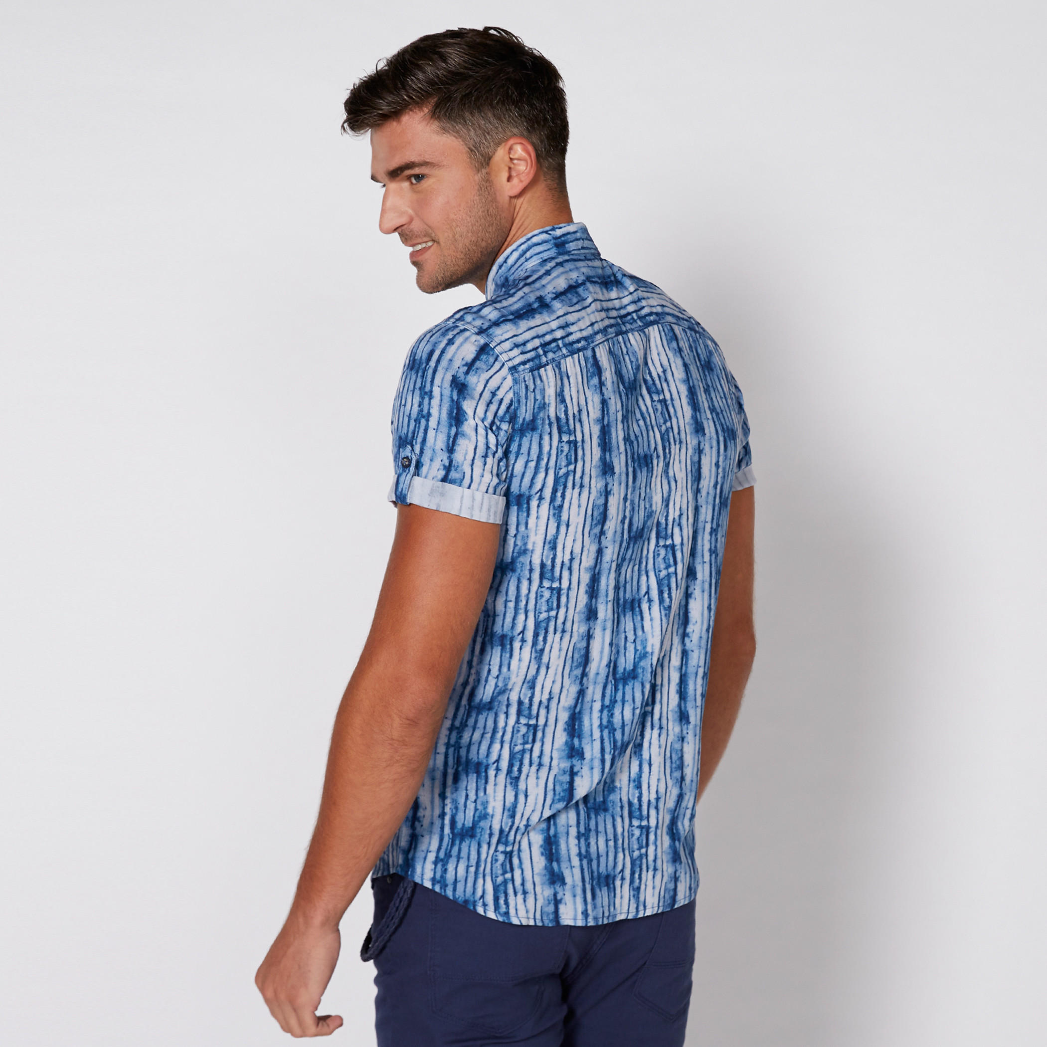 قميص بأكمام قصيرة وأزرار وطبعات-men-clothing-shirts-image-1