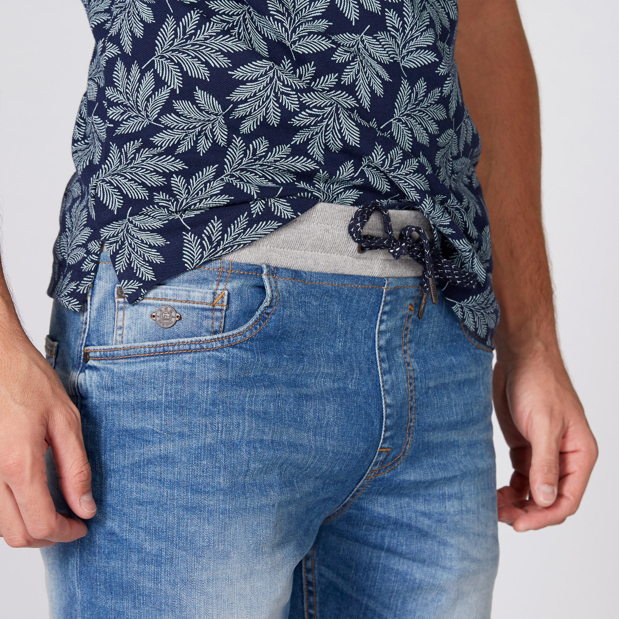 شورت دينم بخصر مطّاطي وجيوب-men-clothing-bottoms-shorts-image-3