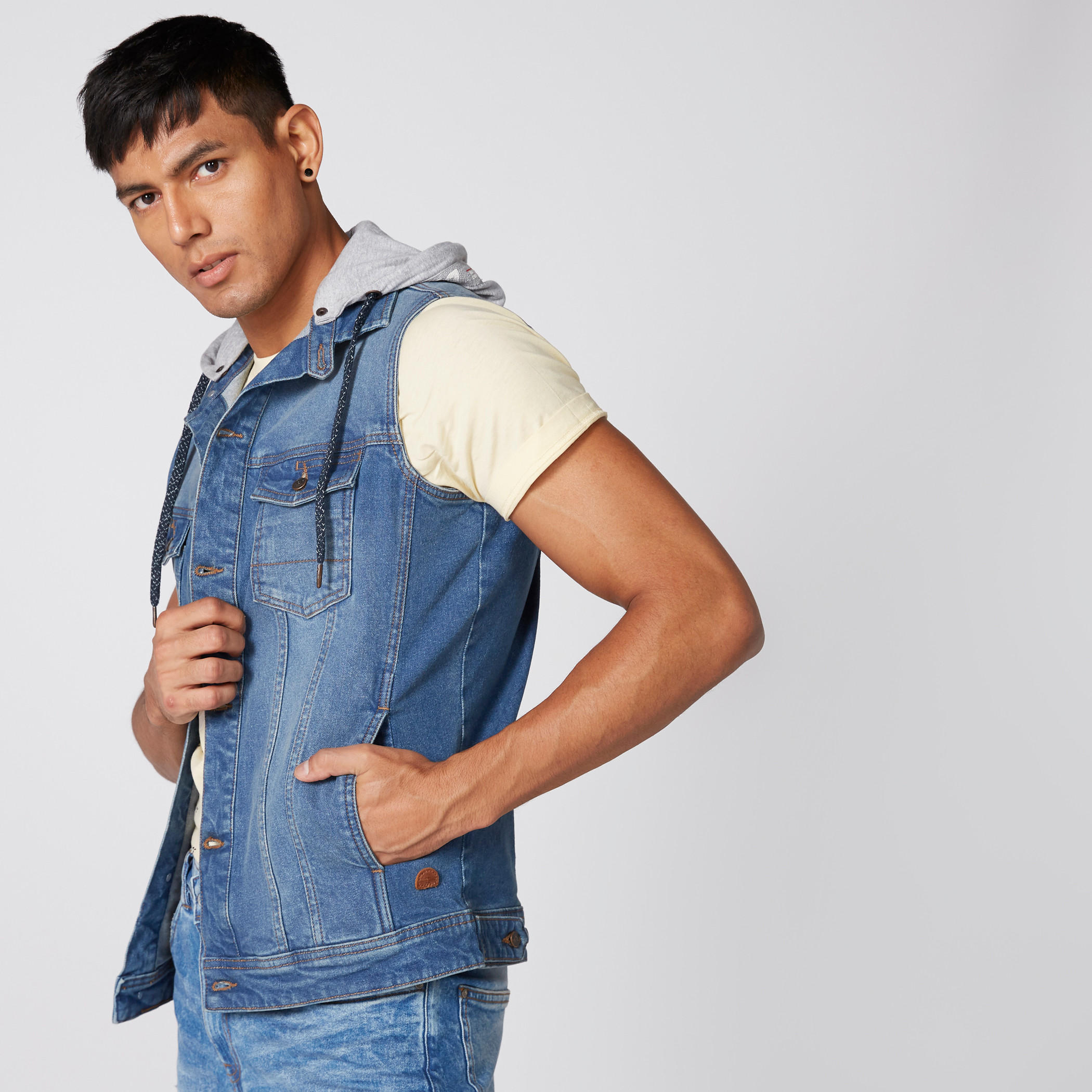 جاكيت من الدينم دون أكمام بزر إغلاق وقبعة-men-clothing-jacketsandblazers-jackets-image-1