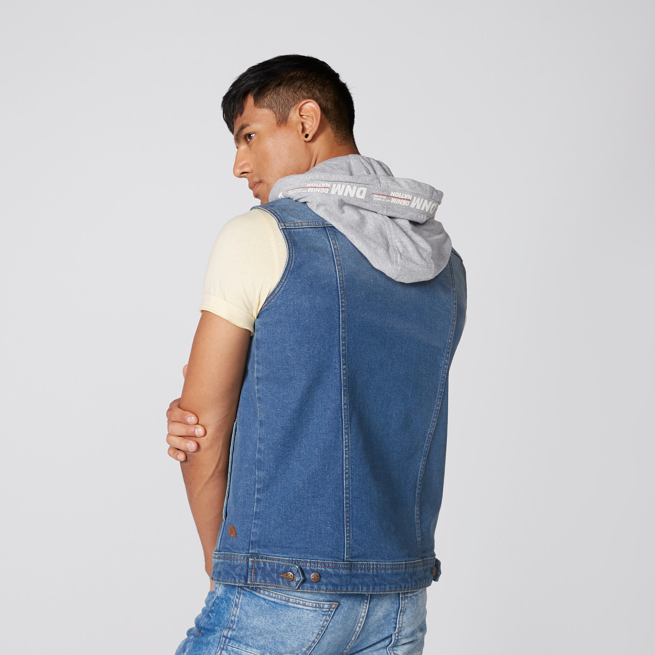 جاكيت من الدينم دون أكمام بزر إغلاق وقبعة-men-clothing-jacketsandblazers-jackets-image-2