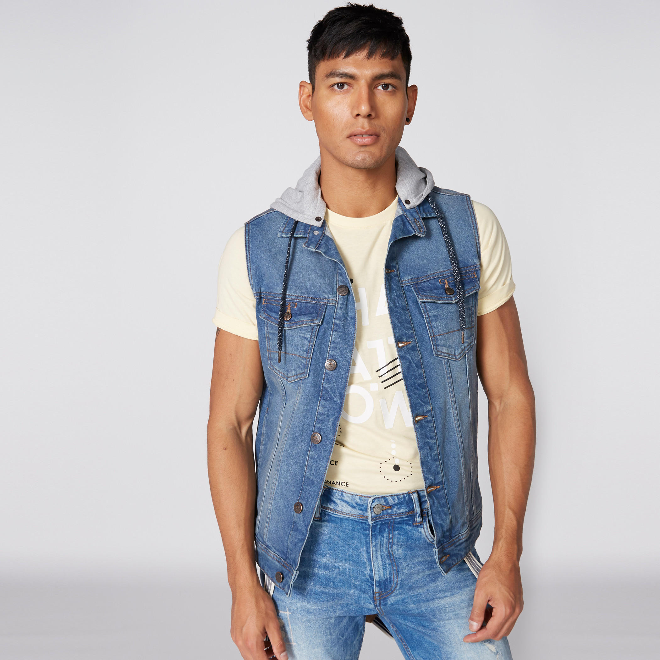 جاكيت من الدينم دون أكمام بزر إغلاق وقبعة-men-clothing-jacketsandblazers-jackets-image-3