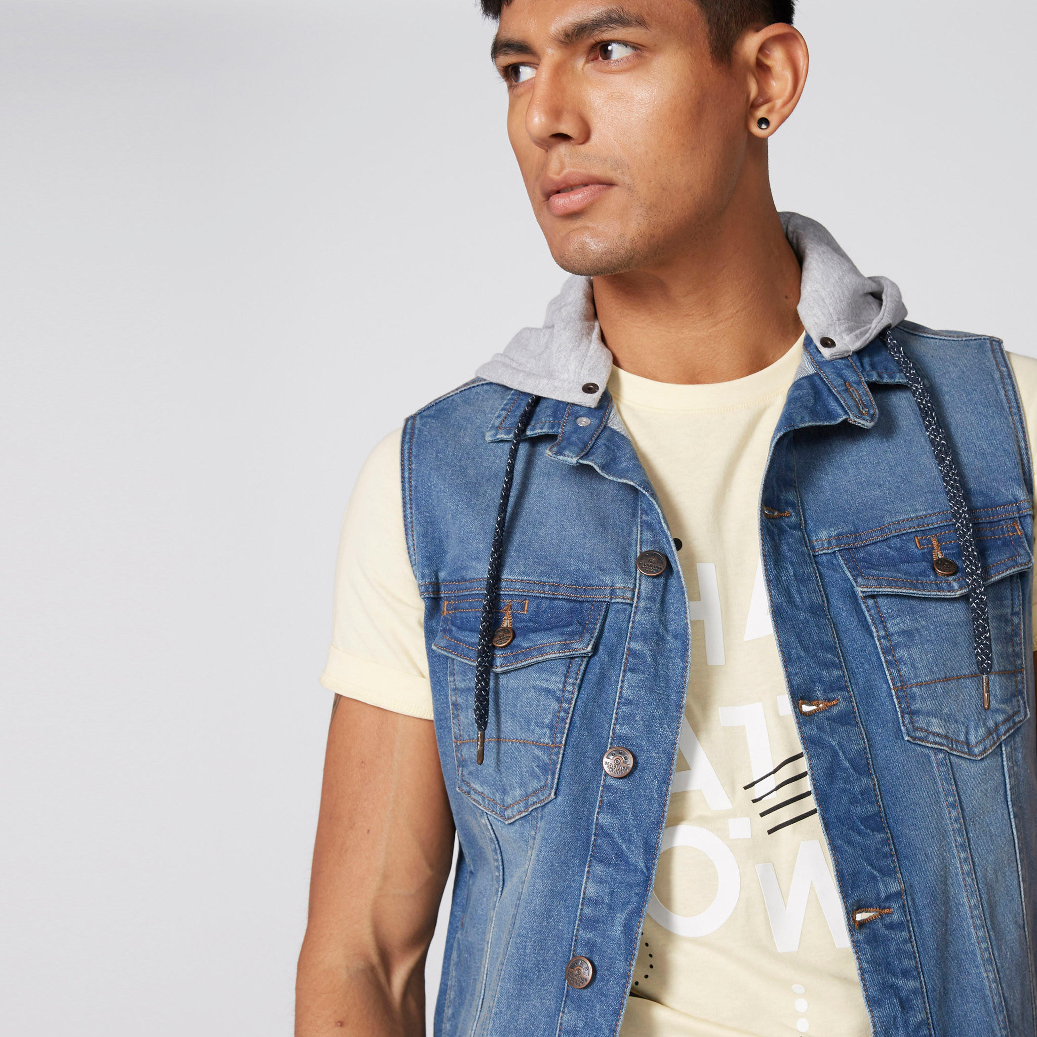 جاكيت من الدينم دون أكمام بزر إغلاق وقبعة-men-clothing-jacketsandblazers-jackets-image-4