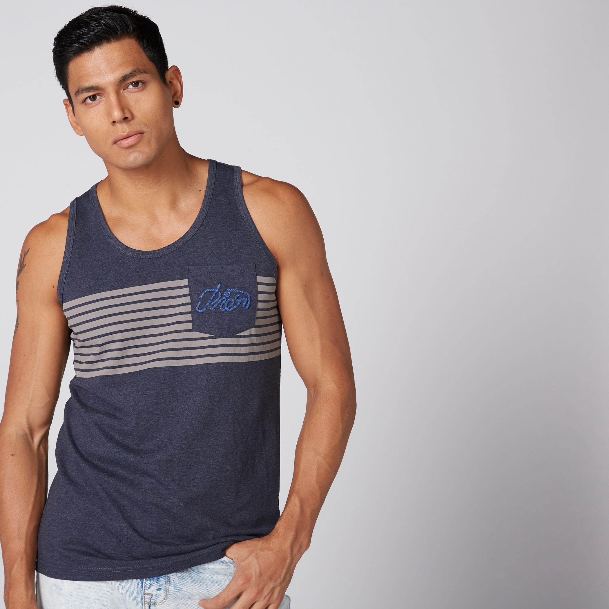 سترة فيست مقلمة دون أكمام بياقة عميقة-men-clothing-tshirtsandpolos-vests-image-1