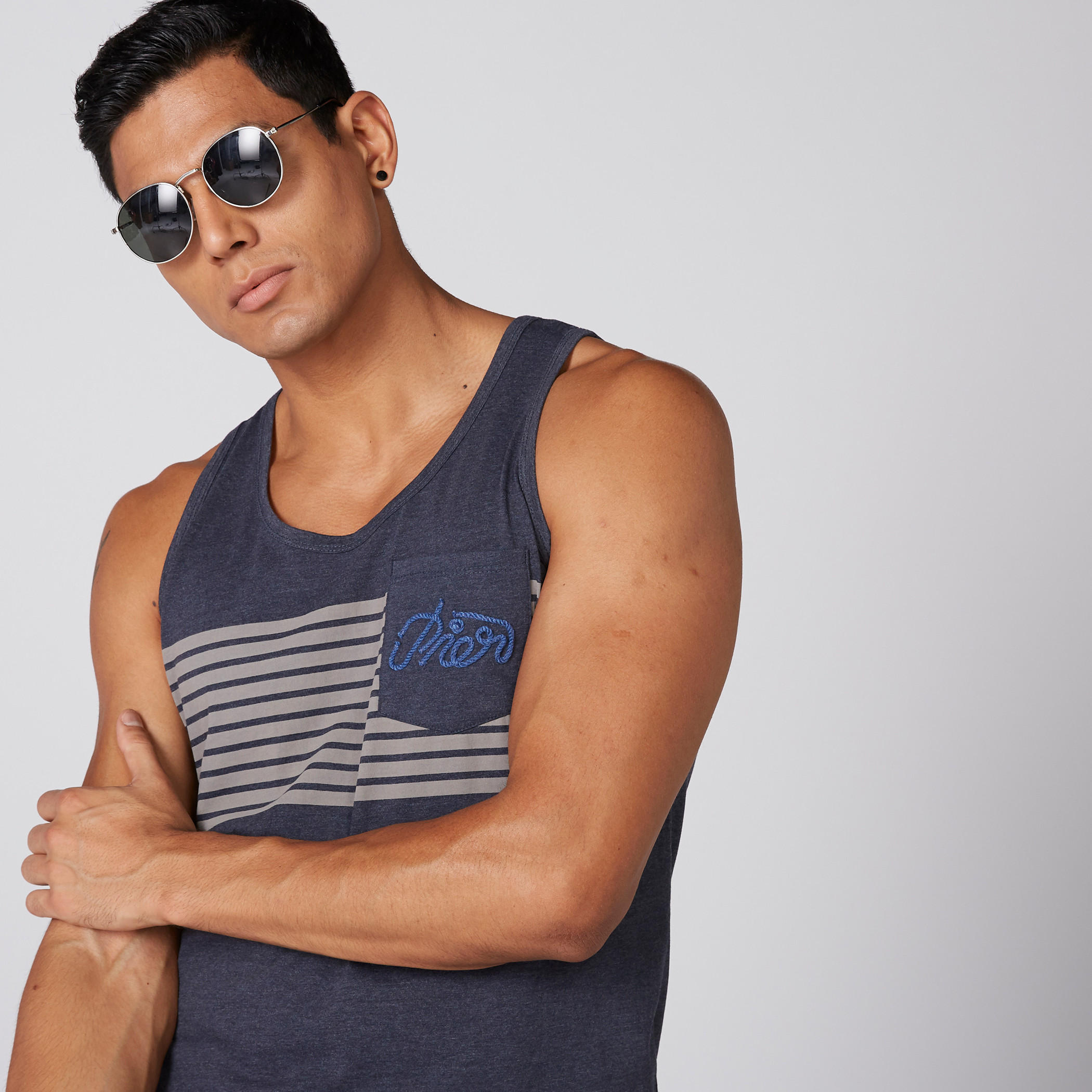 سترة فيست مقلمة دون أكمام بياقة عميقة-men-clothing-tshirtsandpolos-vests-image-4