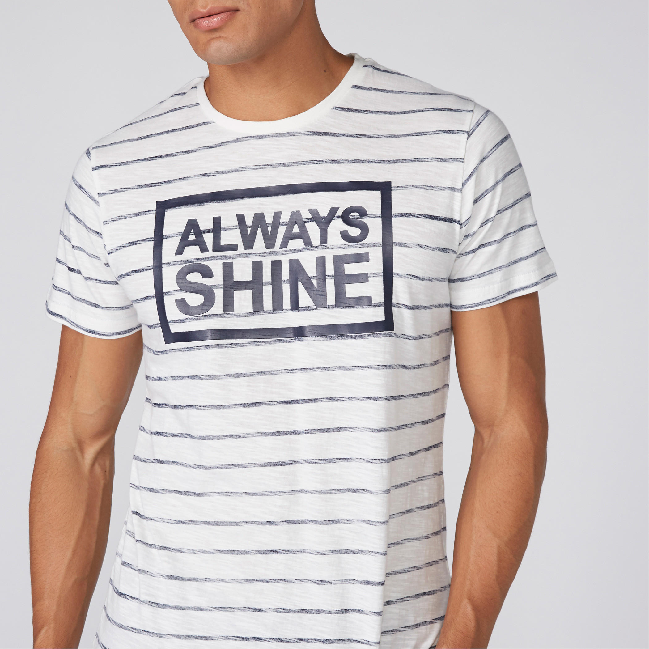 تيشيرت بياقة مستديرة وأكمام قصيرة وطبعات-men-clothing-tshirtsandpolos-tshirts-image-2