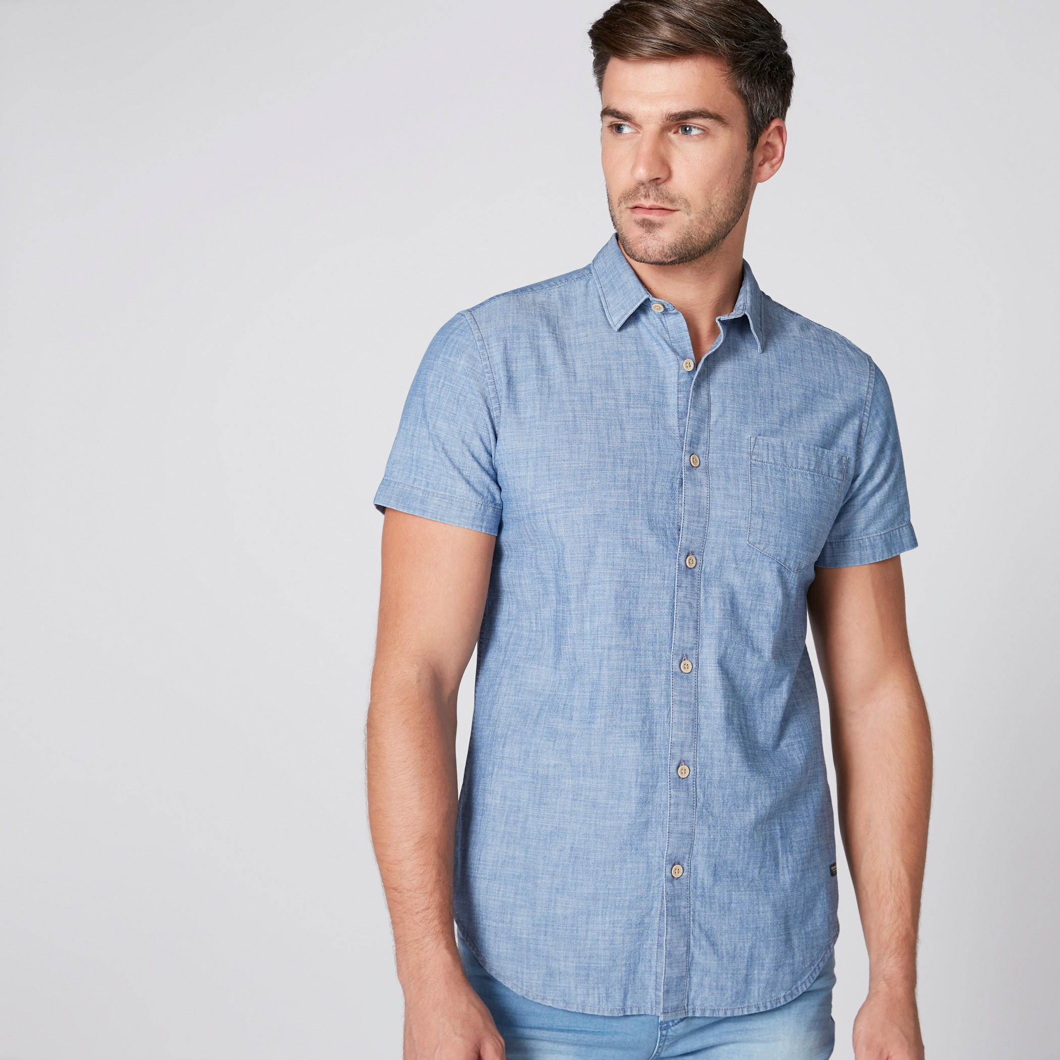قميص من الدينم بأكمام قصيرة وأزرار-men-clothing-shirts-image-2