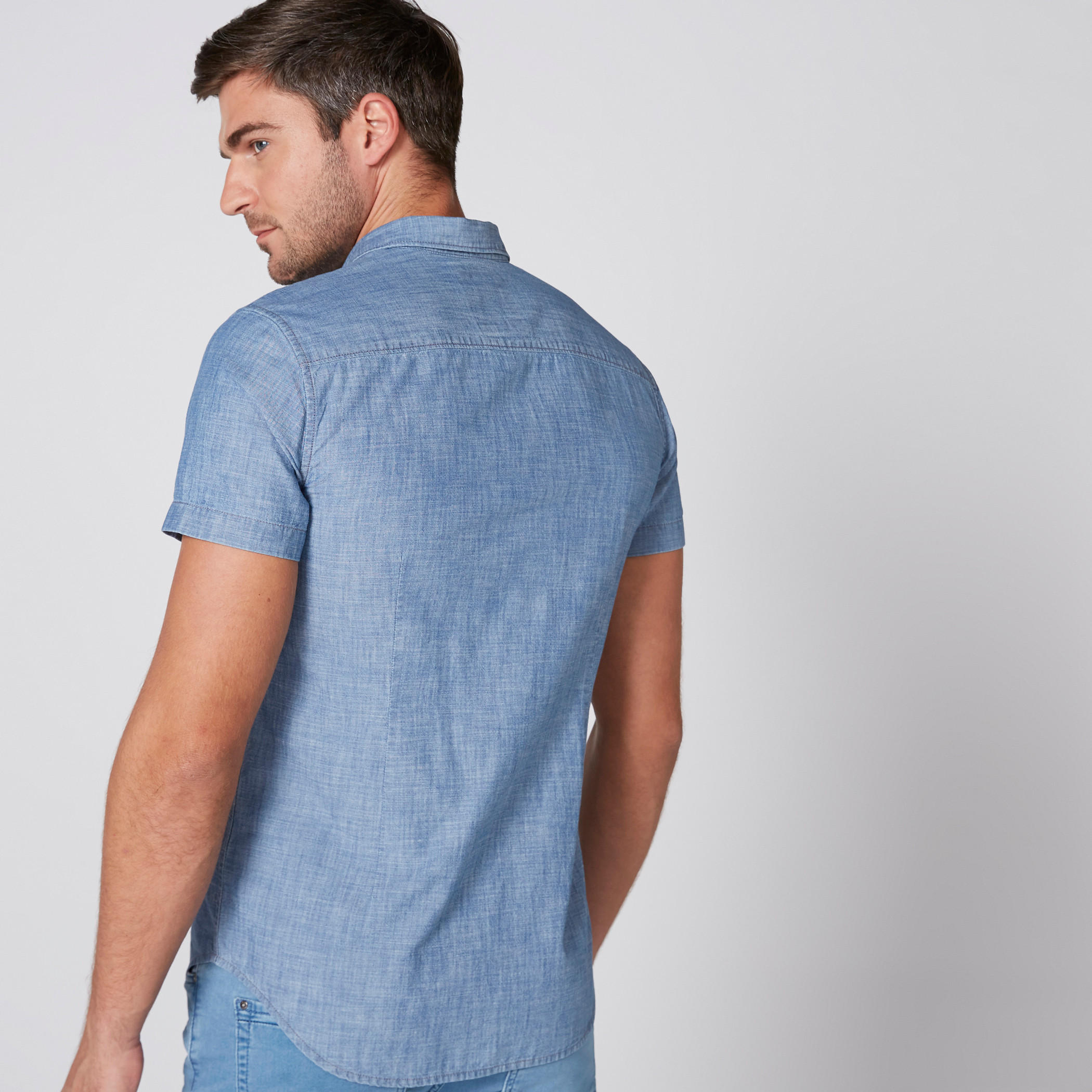 قميص من الدينم بأكمام قصيرة وأزرار-men-clothing-shirts-image-3