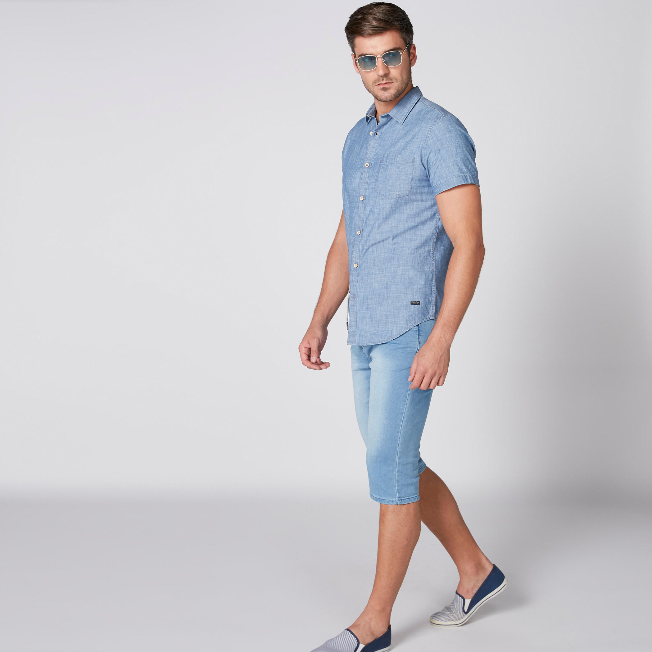 قميص من الدينم بأكمام قصيرة وأزرار-men-clothing-shirts-image-4