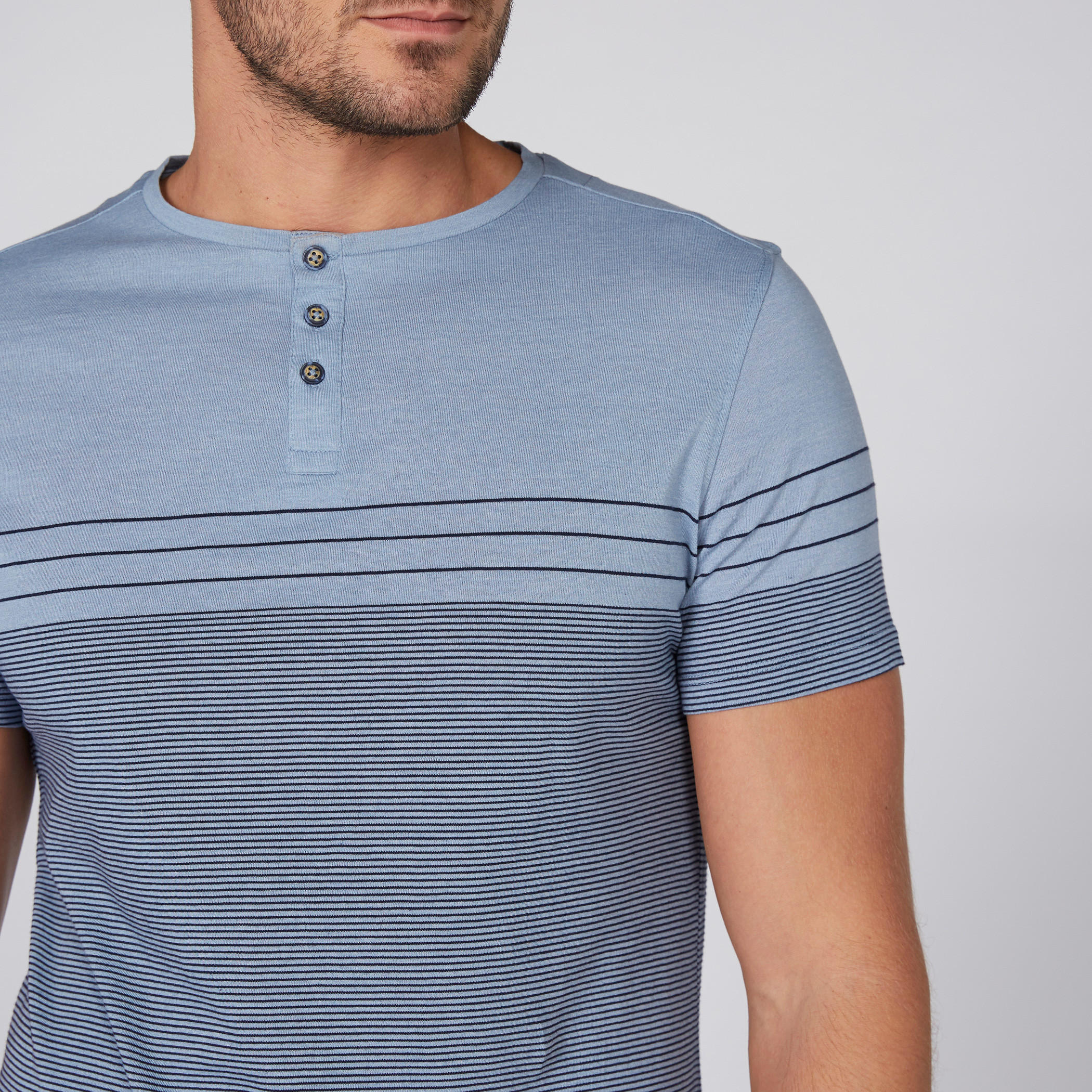 تيشيرت مقلّم بياقة هينلي وأكمام قصيرة-men-clothing-tshirtsandpolos-tshirts-image-3