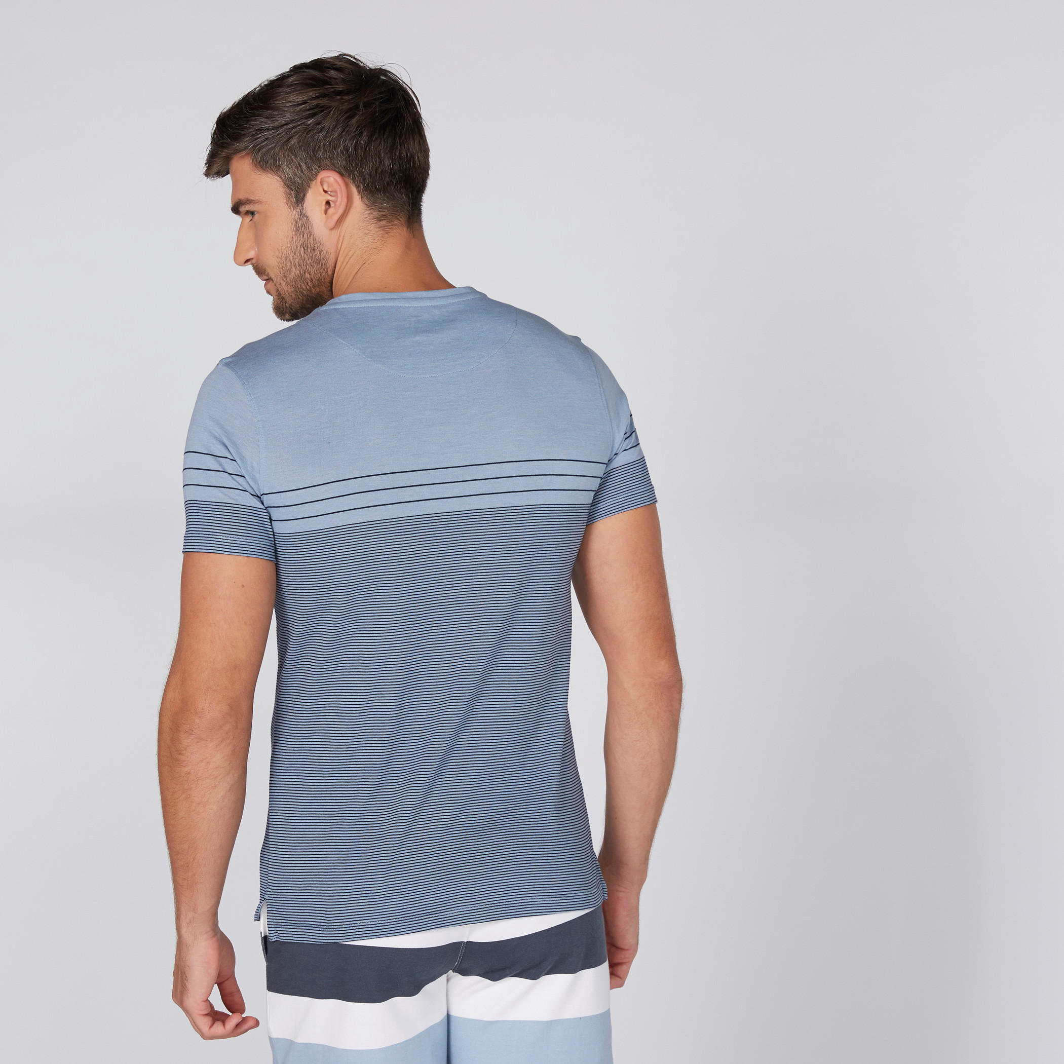 تيشيرت مقلّم بياقة هينلي وأكمام قصيرة-men-clothing-tshirtsandpolos-tshirts-image-4