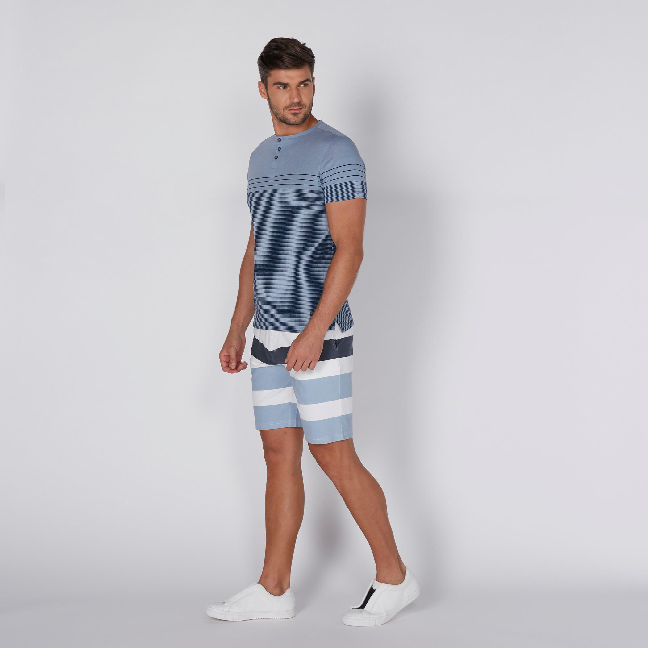 تيشيرت مقلّم بياقة هينلي وأكمام قصيرة-men-clothing-tshirtsandpolos-tshirts-image-2