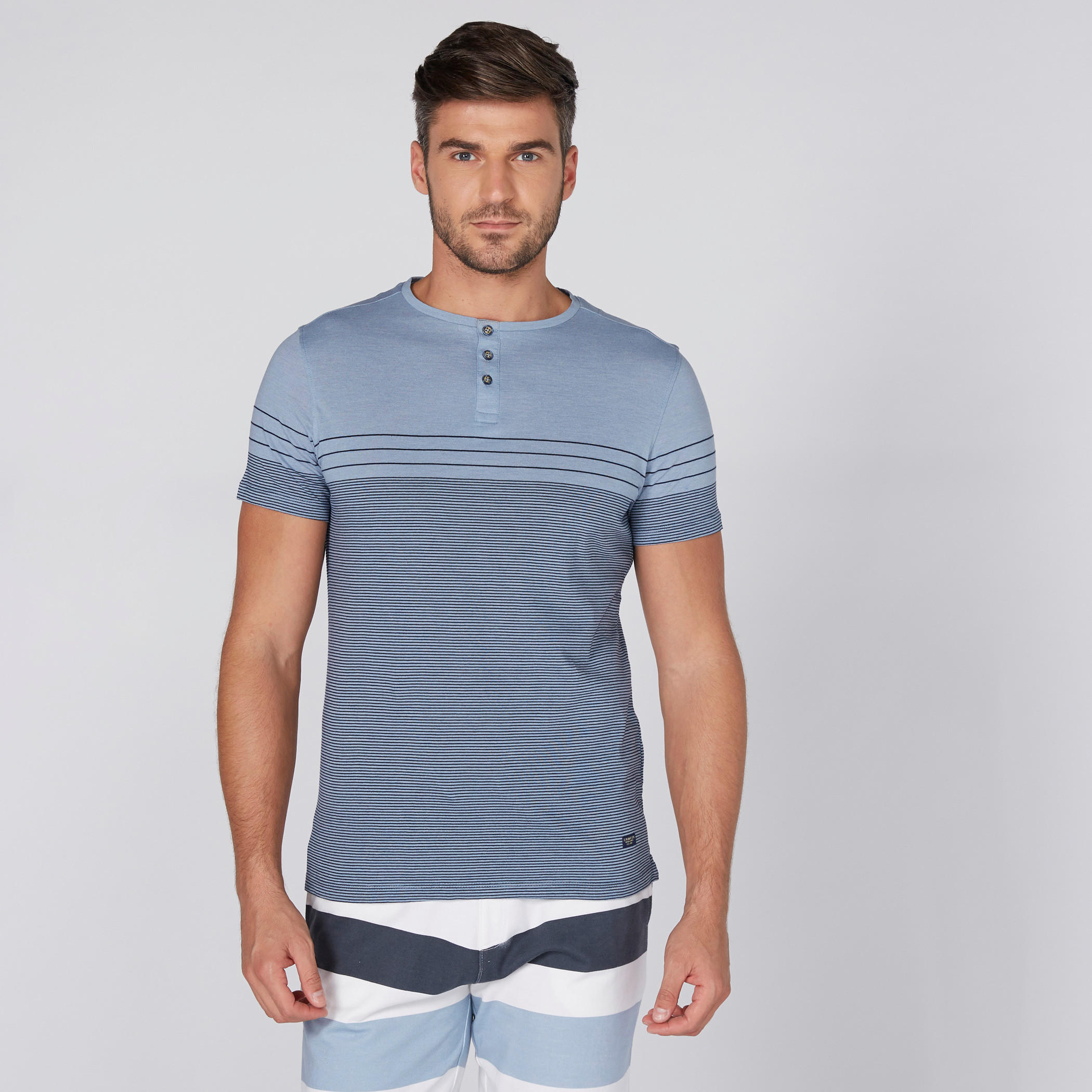 تيشيرت مقلّم بياقة هينلي وأكمام قصيرة-men-clothing-tshirtsandpolos-tshirts-image-1