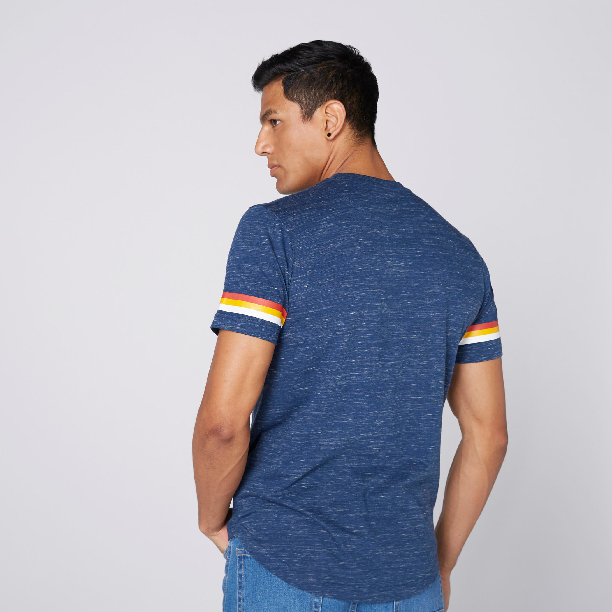تيشيرت بطبعات وياقة مستديرة وأكمام قصيرة-men-clothing-tshirtsandpolos-tshirts-image-2