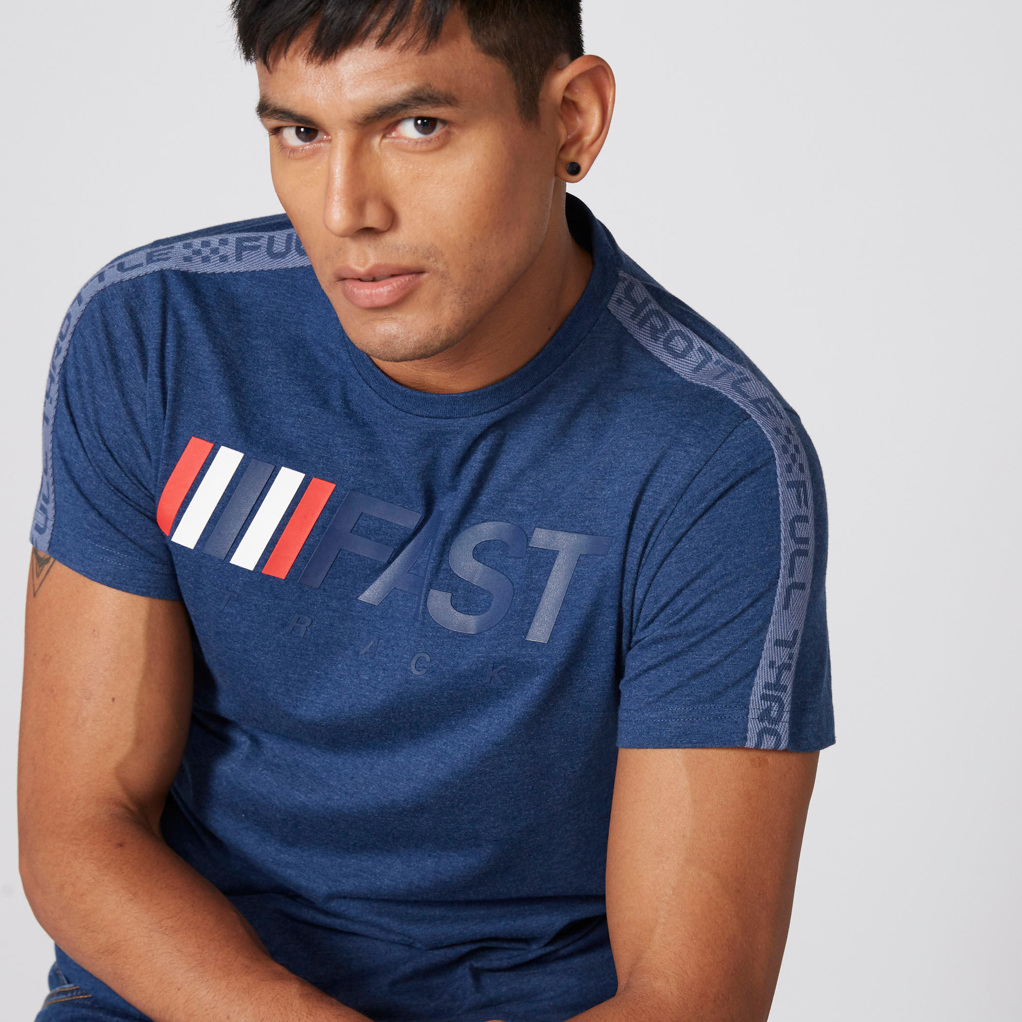تيشيرت بأكمام قصيرة وياقة ضيقة وطبعات-men-clothing-tshirtsandpolos-tshirts-image-1
