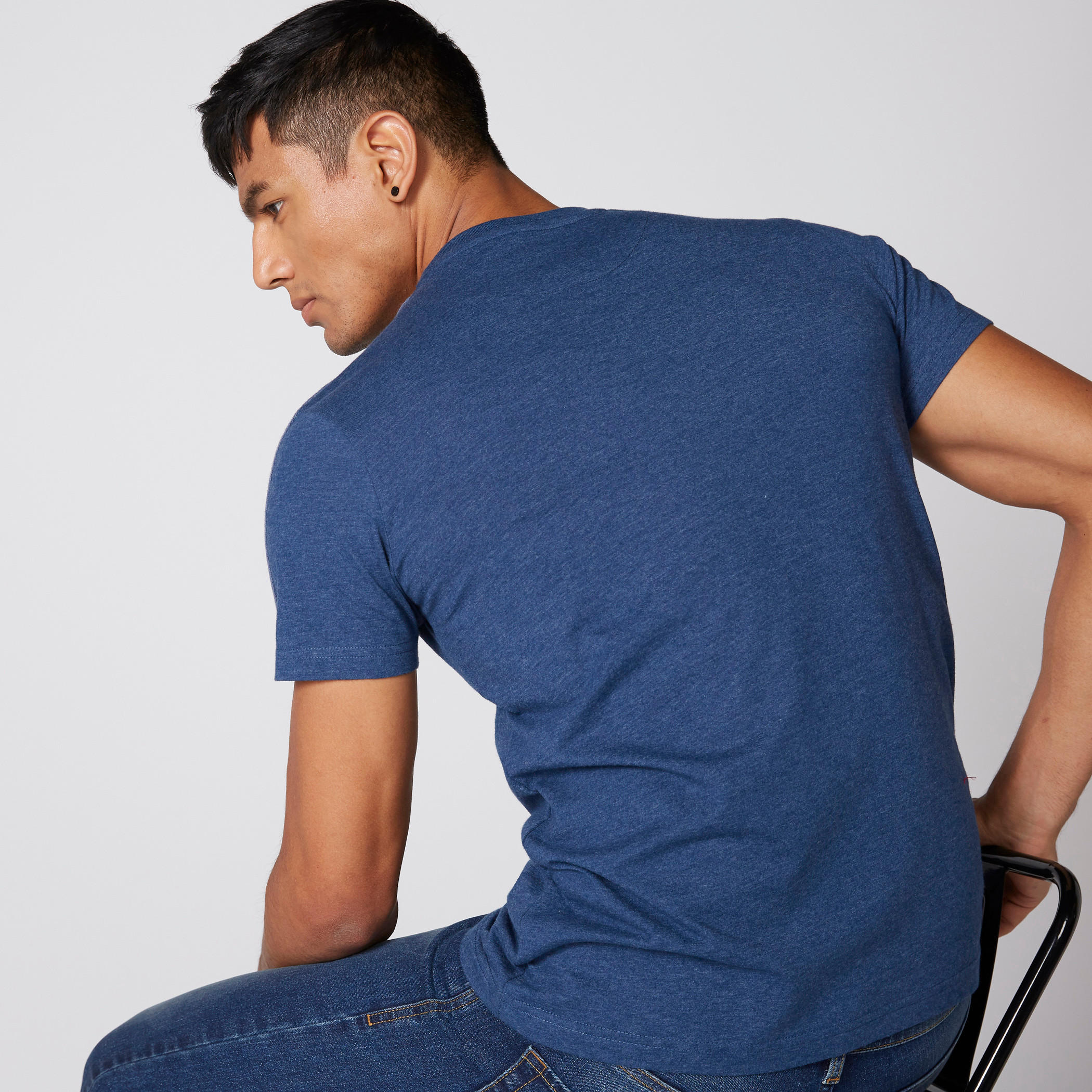 تيشيرت بأكمام قصيرة وياقة ضيقة وطبعات-men-clothing-tshirtsandpolos-tshirts-image-2