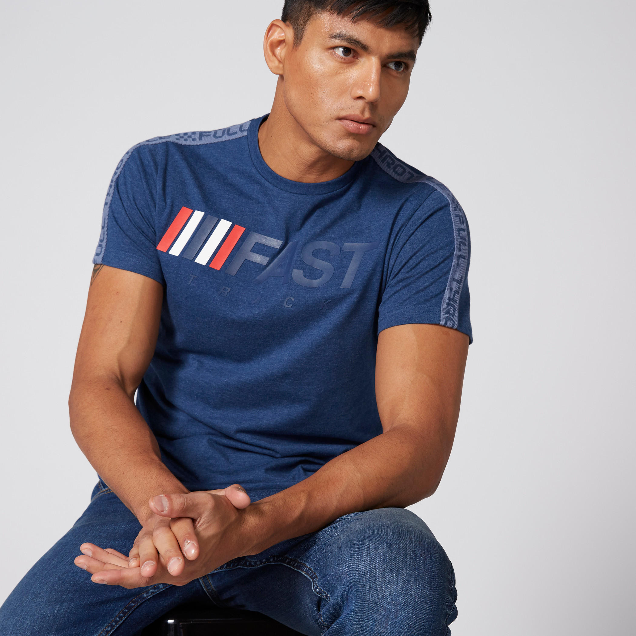 تيشيرت بأكمام قصيرة وياقة ضيقة وطبعات-men-clothing-tshirtsandpolos-tshirts-image-3