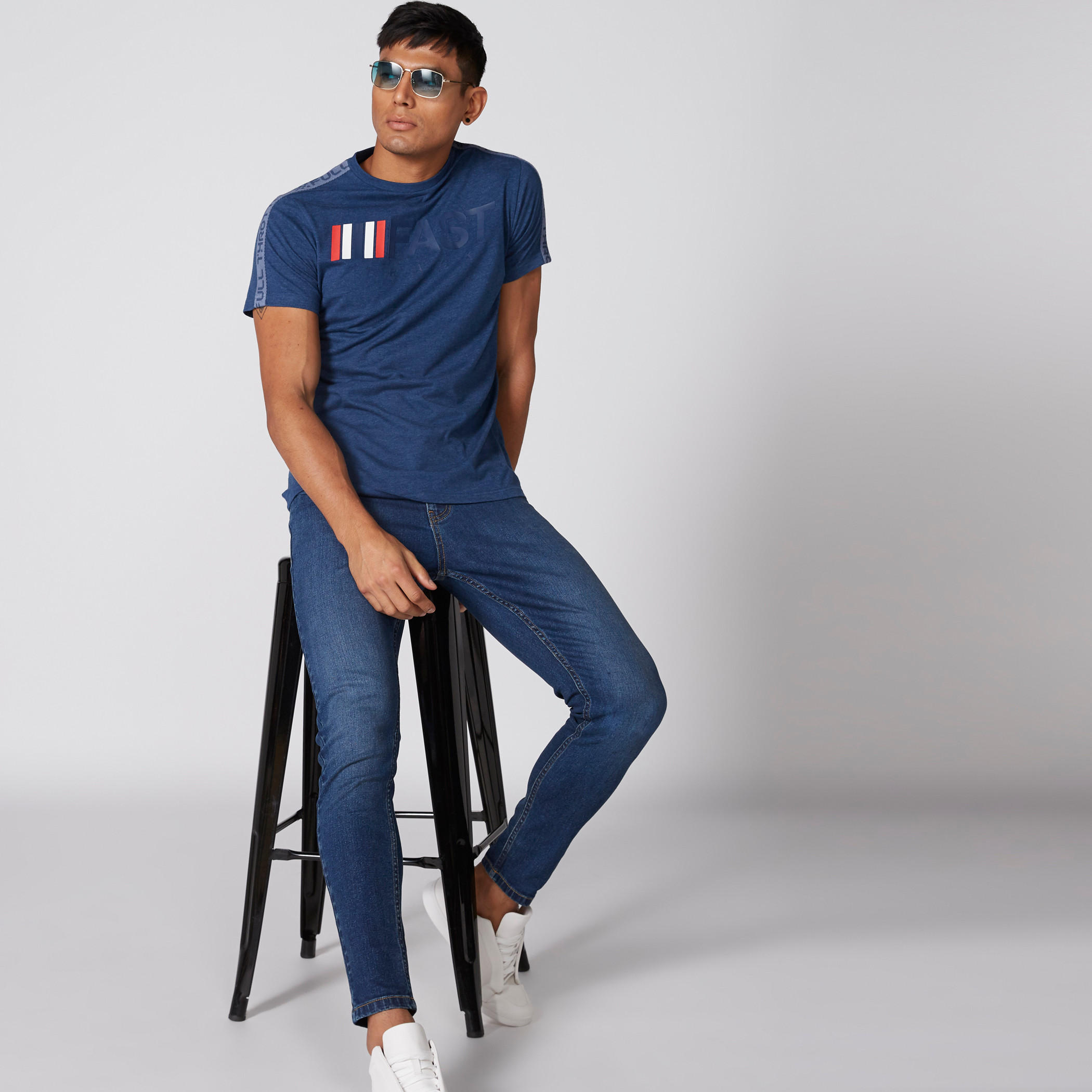 تيشيرت بأكمام قصيرة وياقة ضيقة وطبعات-men-clothing-tshirtsandpolos-tshirts-image-4