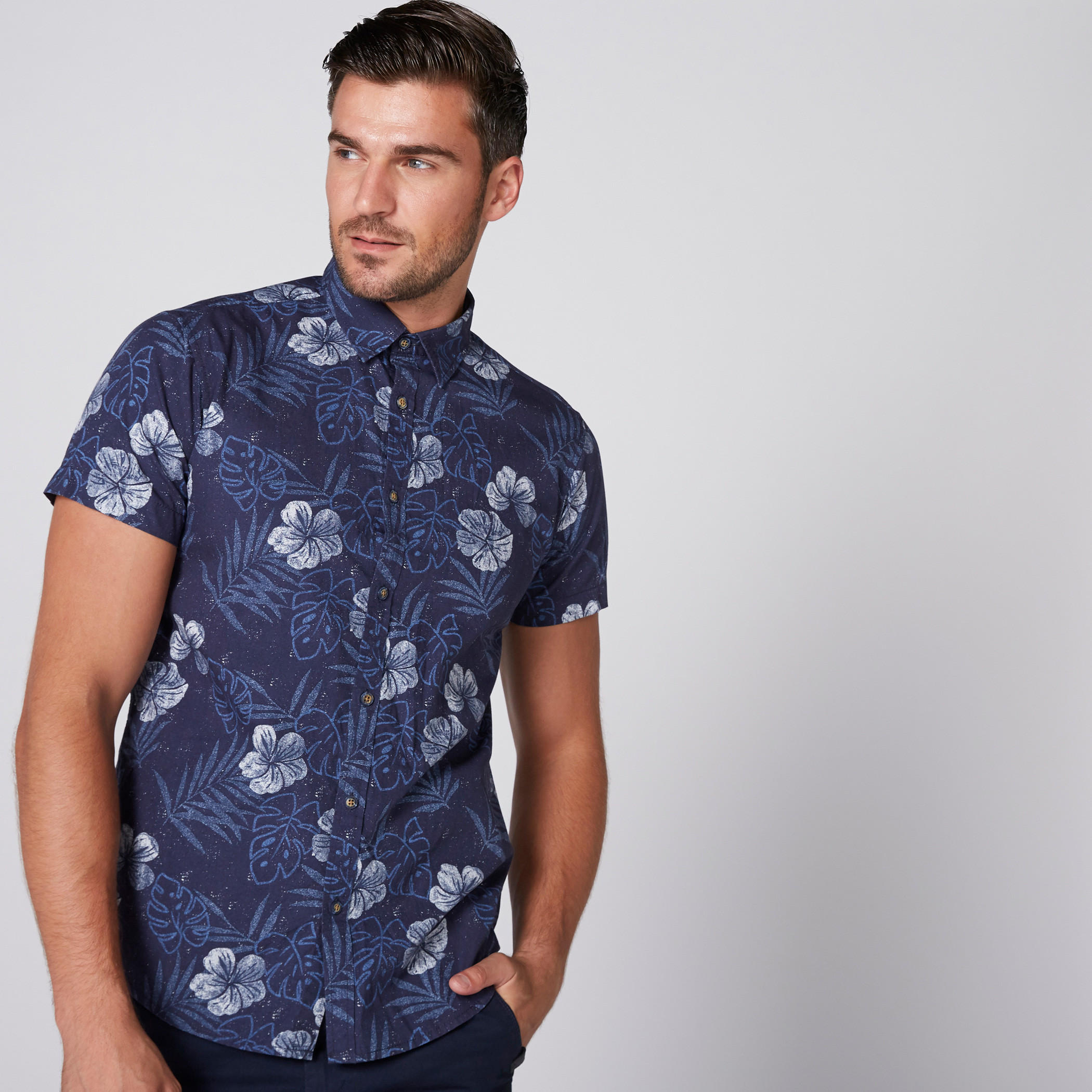 قميص بطبعات وأكمام قصيرة ووصلة أزرار كاملة-men-clothing-shirts-image-1