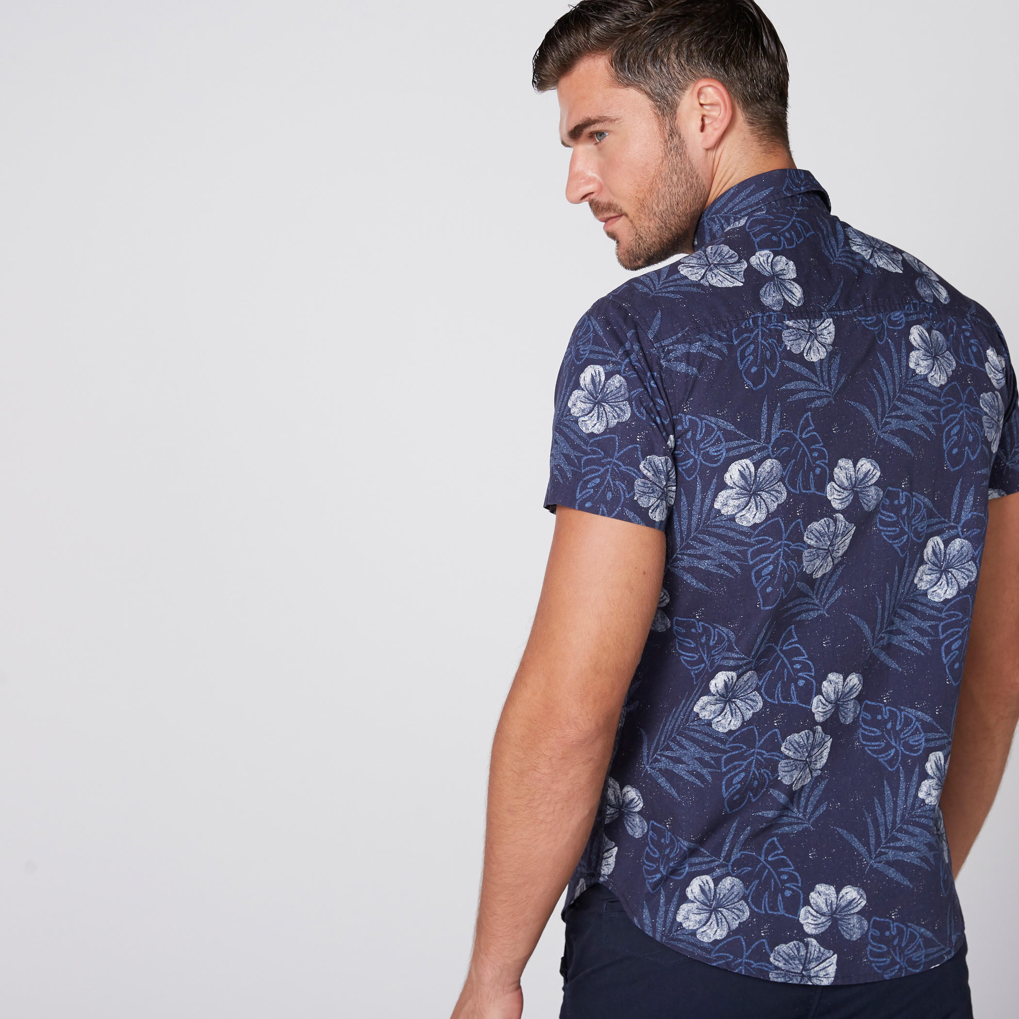 قميص بطبعات وأكمام قصيرة ووصلة أزرار كاملة-men-clothing-shirts-image-2