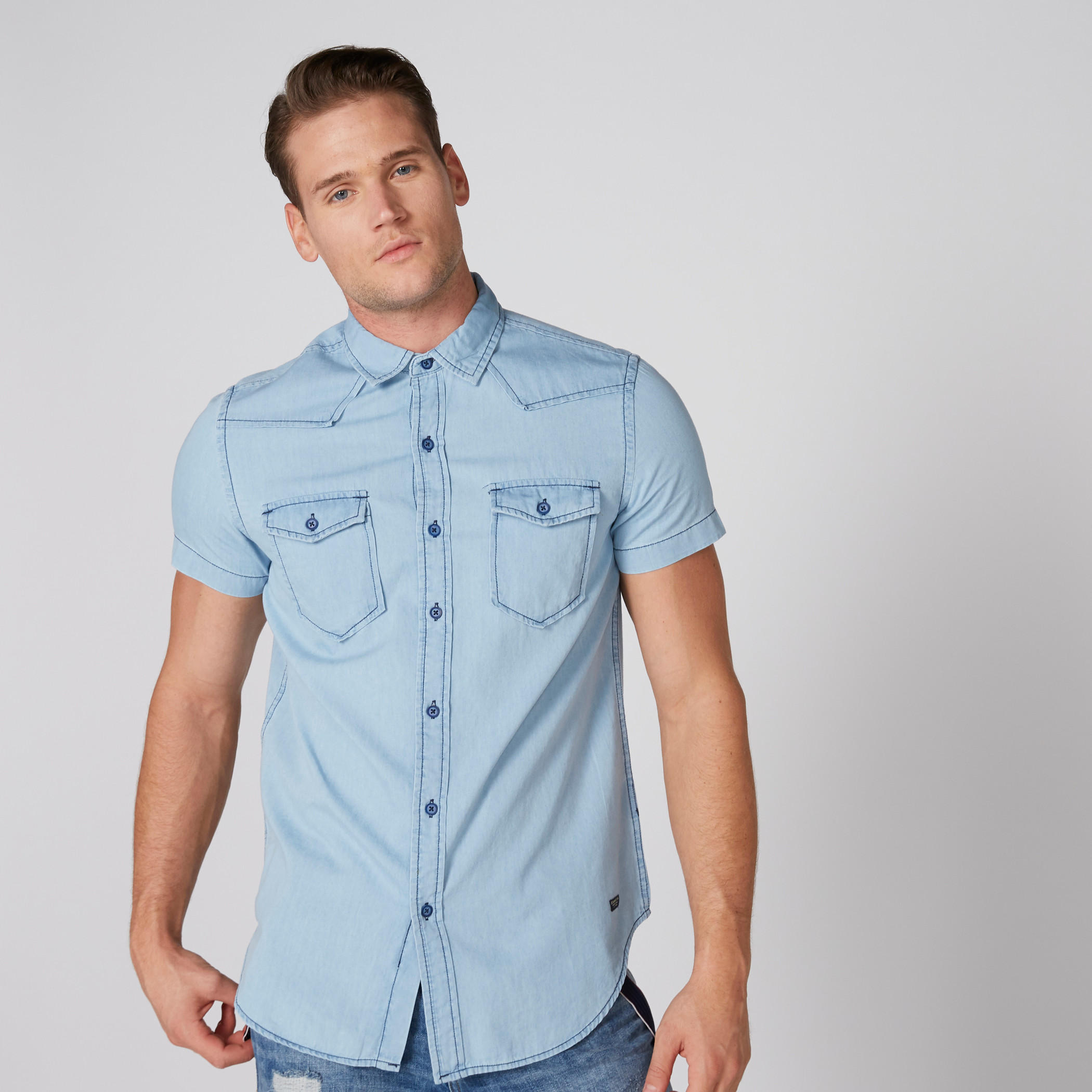 قميص دينم بأكمام قصيرة وأزرار وجيوب-men-clothing-shirts-image-1