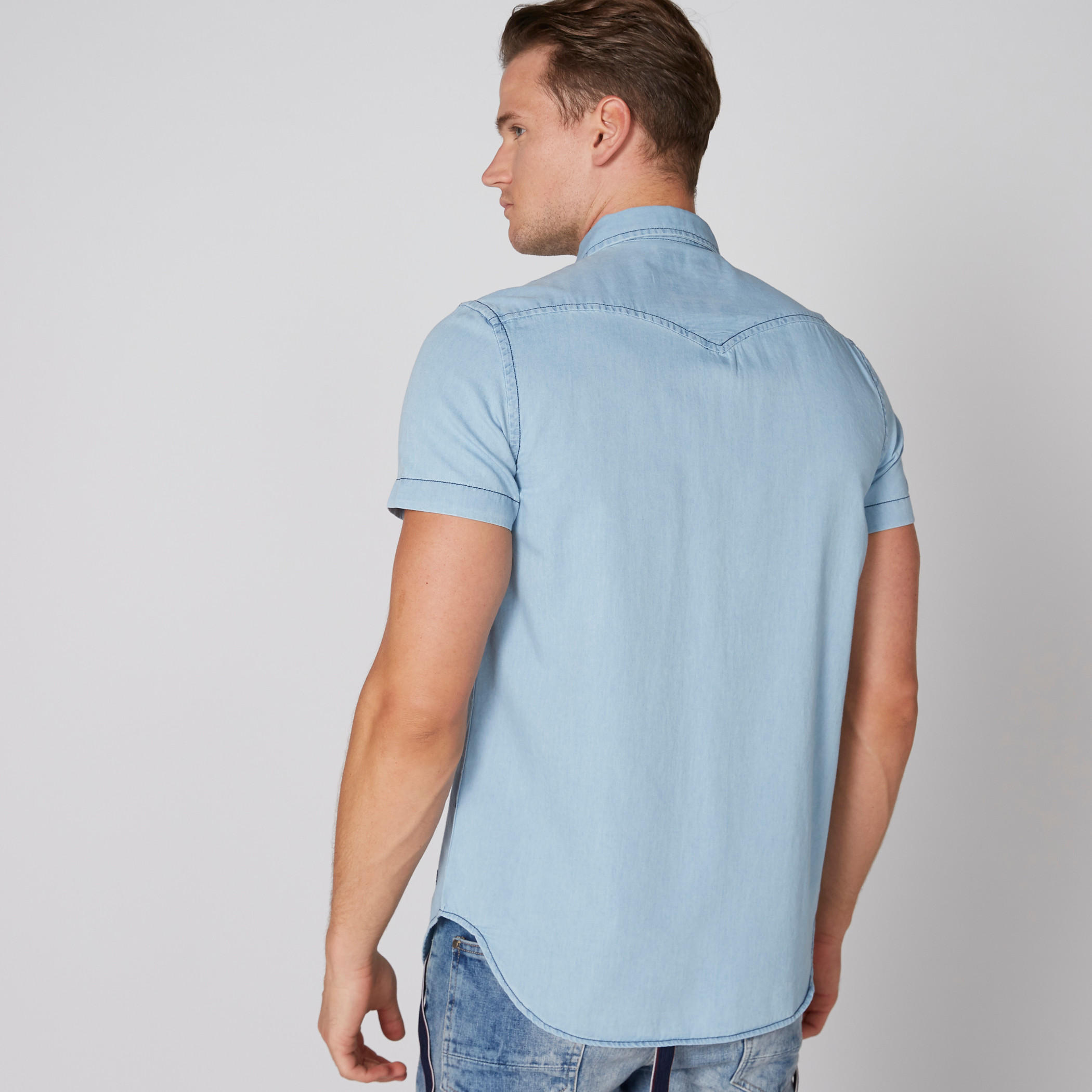 قميص دينم بأكمام قصيرة وأزرار وجيوب-men-clothing-shirts-image-2
