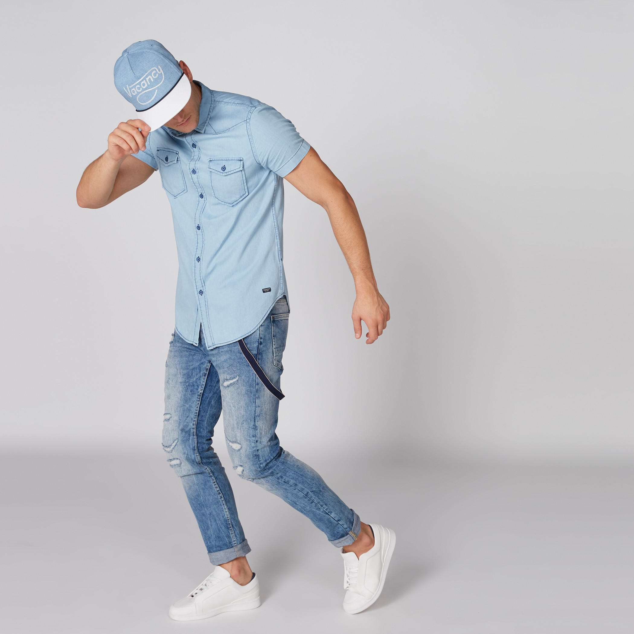 قميص دينم بأكمام قصيرة وأزرار وجيوب-men-clothing-shirts-image-3