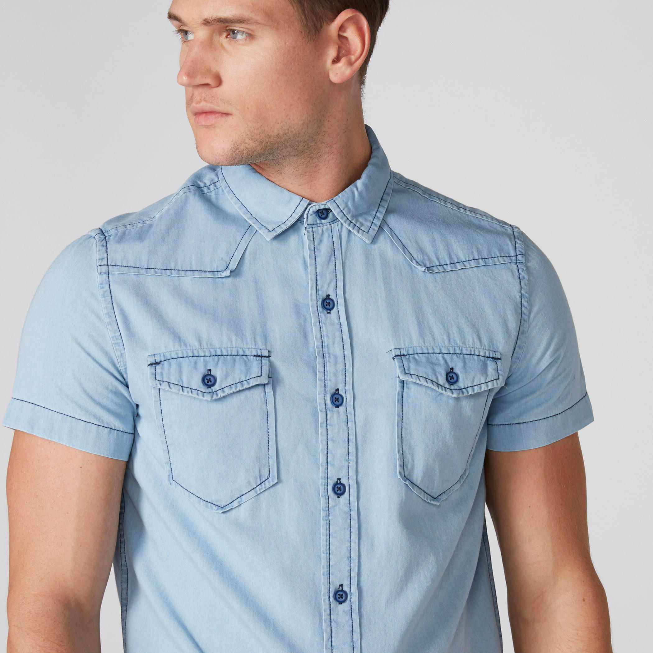 قميص دينم بأكمام قصيرة وأزرار وجيوب-men-clothing-shirts-image-4