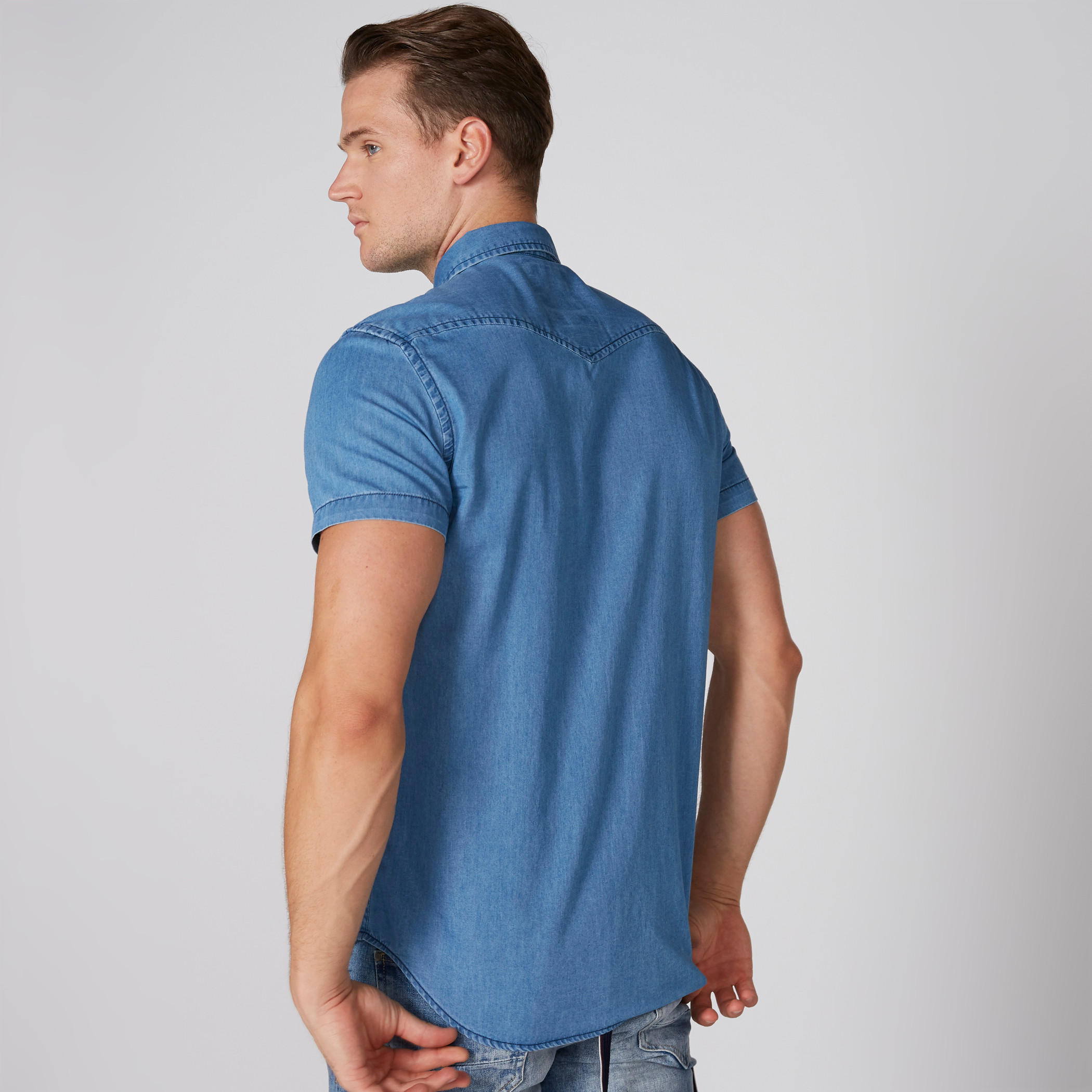 قميص من الدينم بأكمام قصيرة وأزرار-men-clothing-shirts-image-2