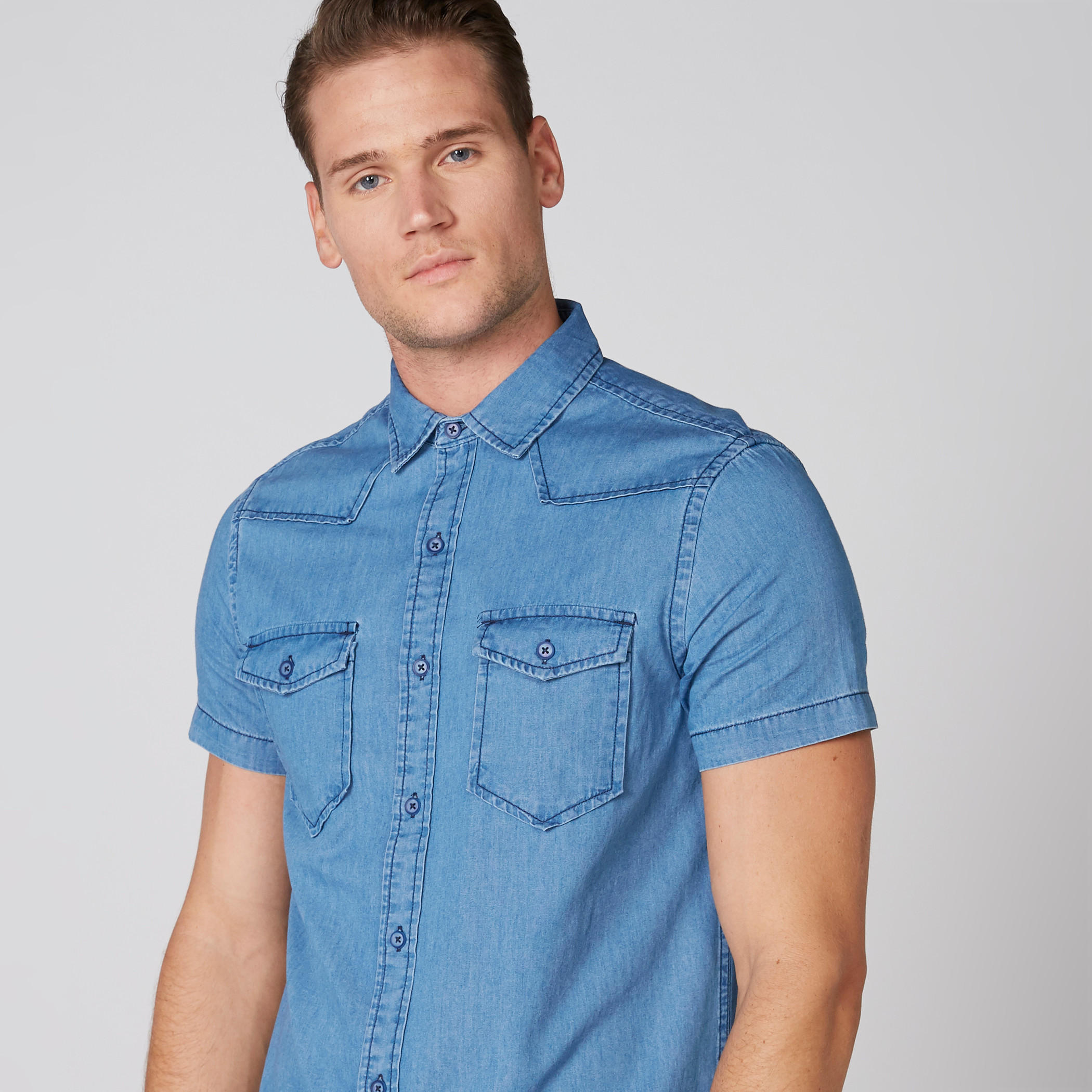 قميص من الدينم بأكمام قصيرة وأزرار-men-clothing-shirts-image-4